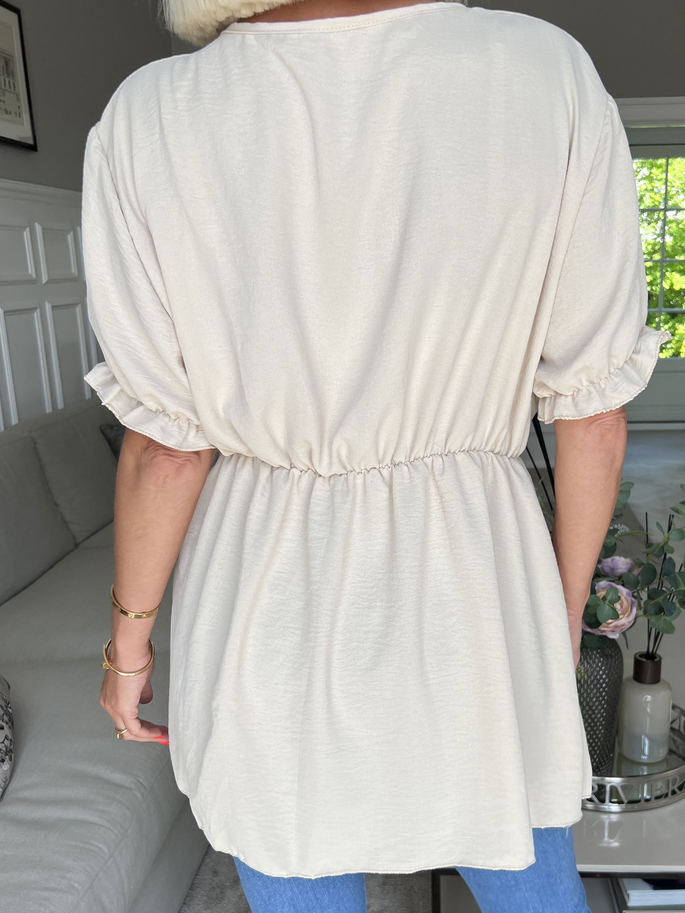 Yda Plain Short Sleeve - Söt blus med resår i midjan