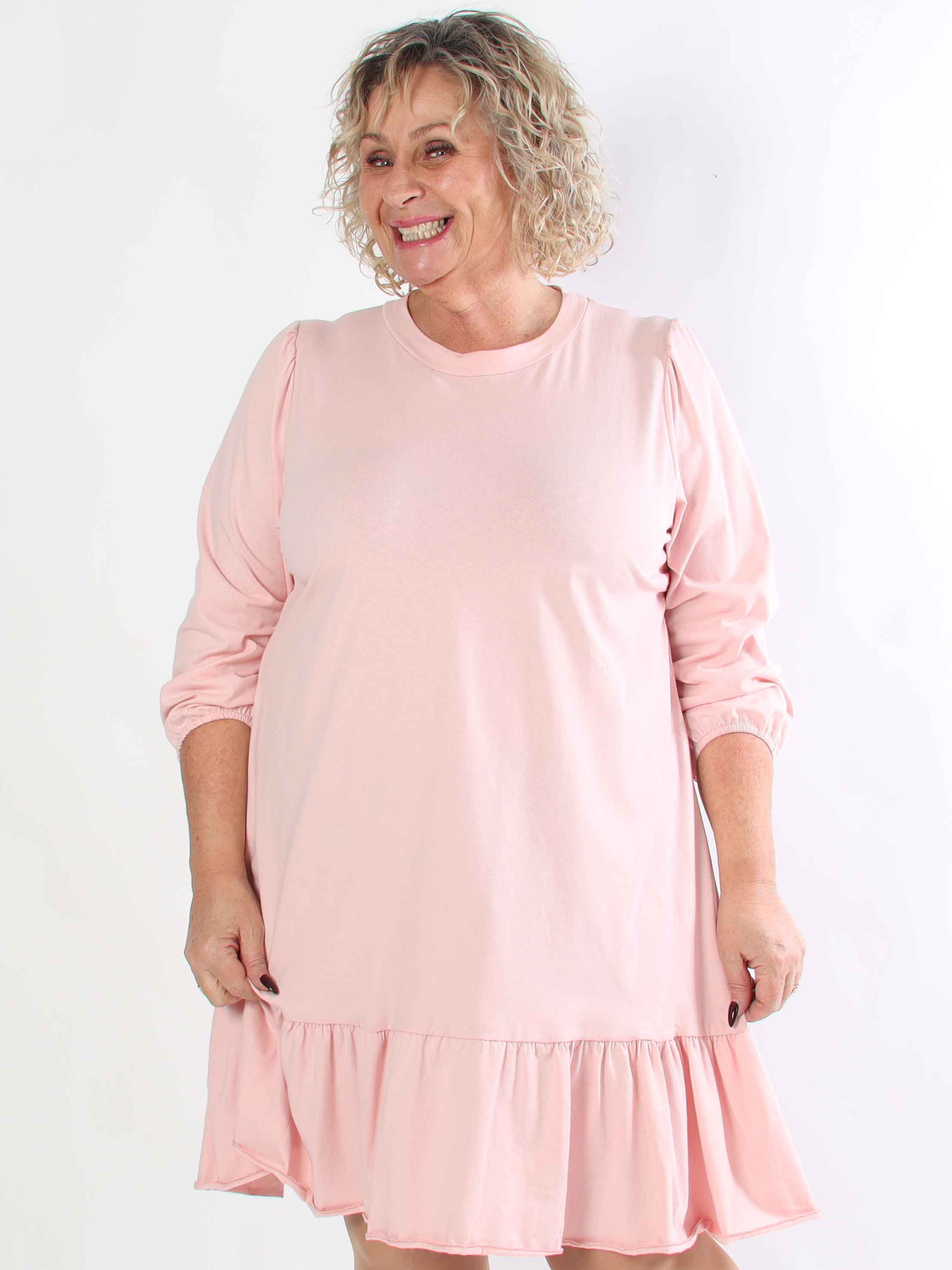 Zafira - Plus size joggingkjole i bomuld med sød flæsekant