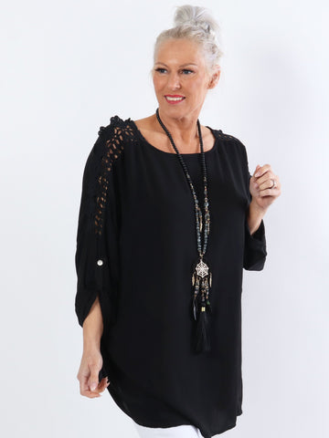Flora - Söt plus size blus i viskos med broderi på ärmarna