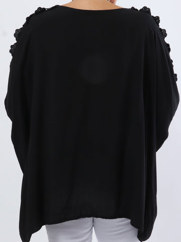 Flora - Söt plus size blus i viskos med broderi på ärmarna