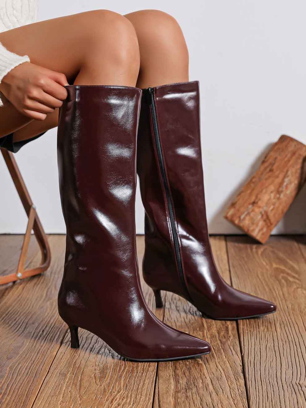 Gretchen - Höga stövlar i shiny läderlook med liten sula