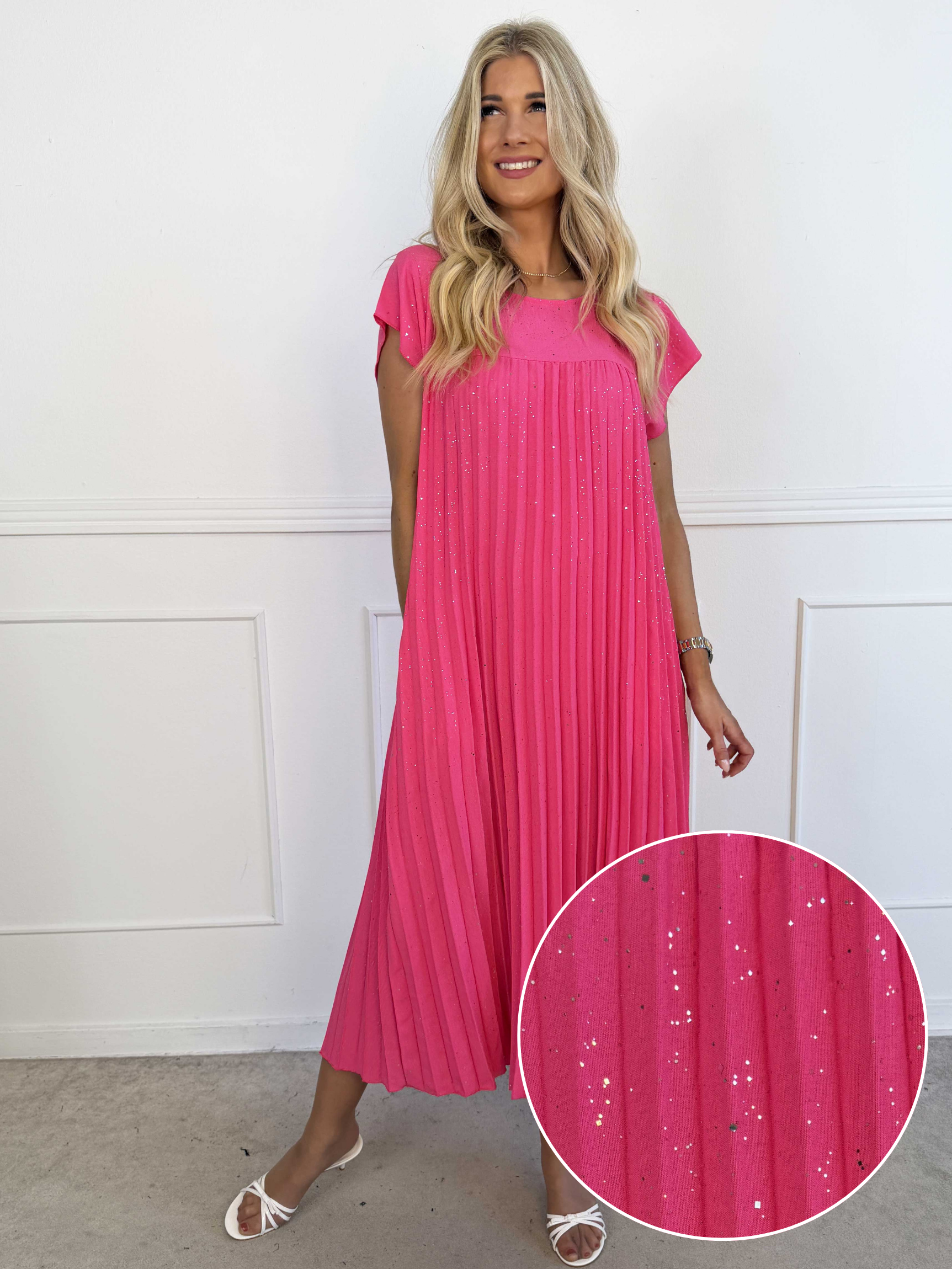 Nancy Glitter - Lång plus size klänning med veck och fickor