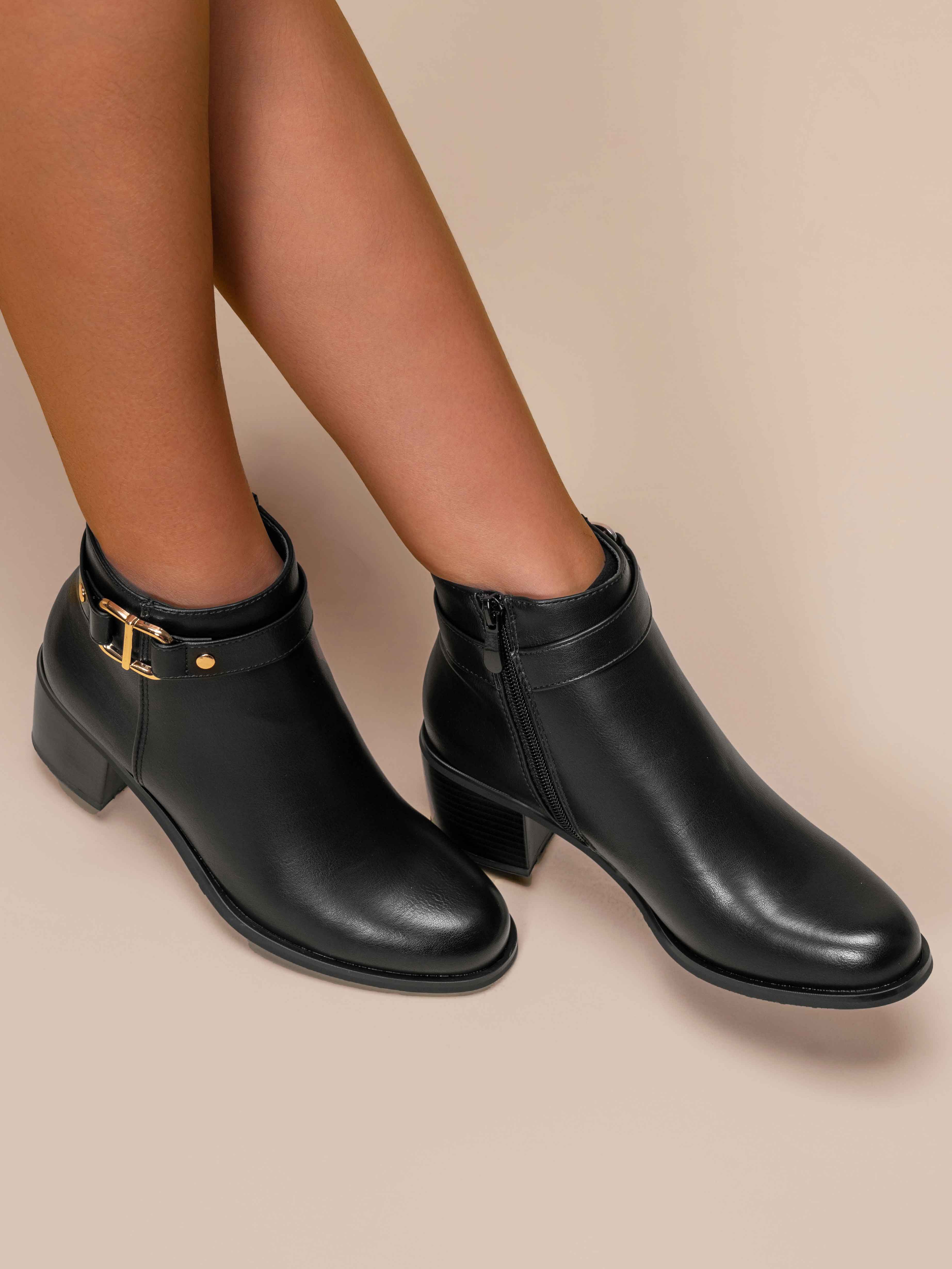 Sunnva - Ankelstövlar med liten sula och guldspänne