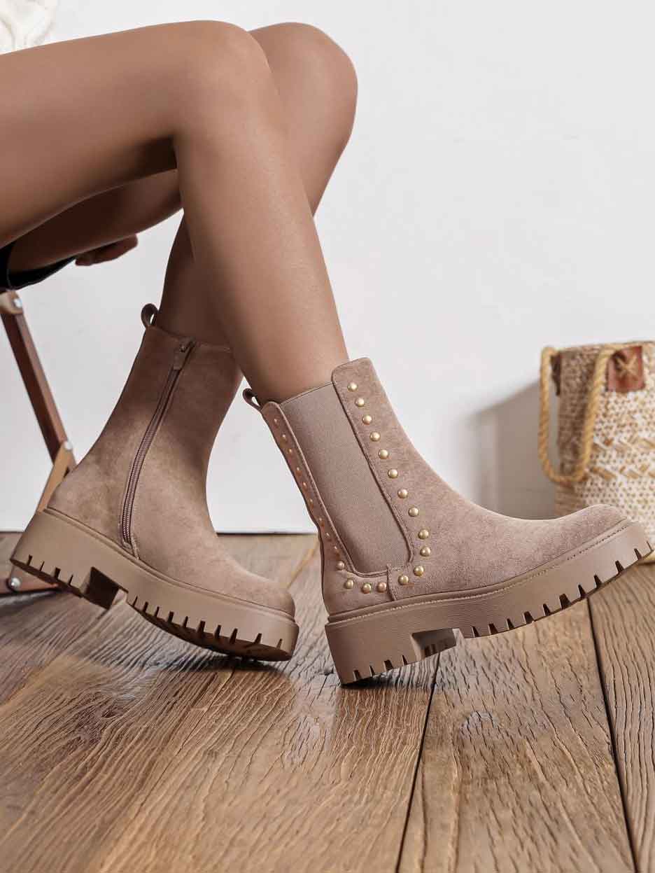 Phaenna - Stövlar i mockaimitation med guldfärgade nitar