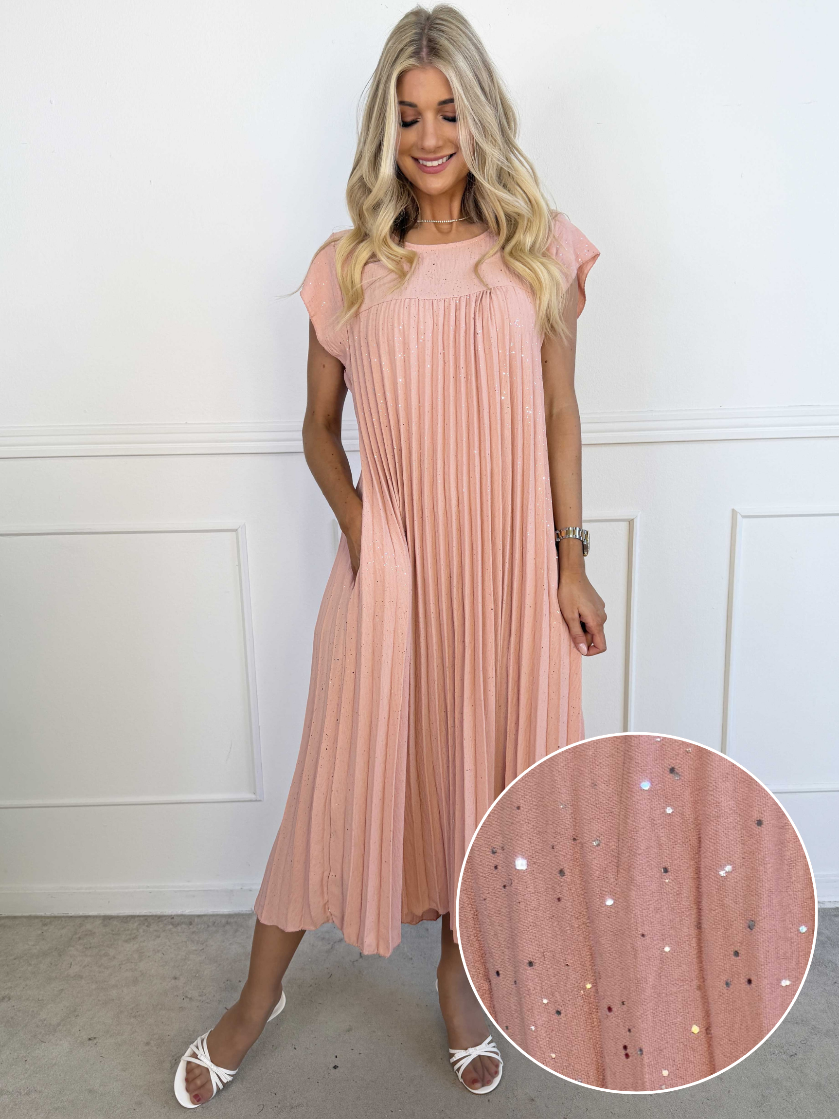 Nancy Glitter - Lång plus size klänning med veck och fickor