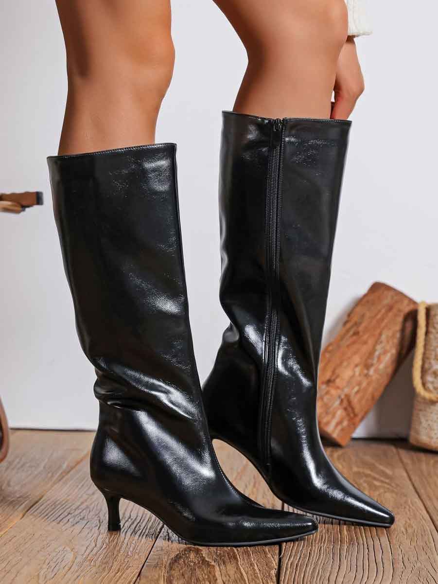 Gretchen - Höga stövlar i shiny läderlook med liten sula