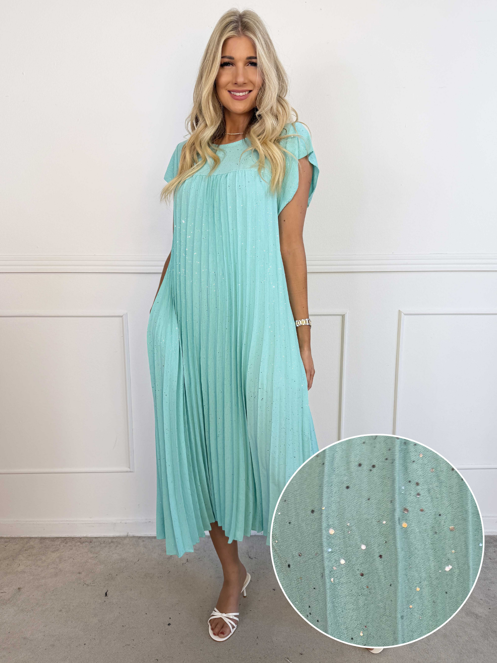 Nancy Glitter - Lång plus size klänning med veck och fickor