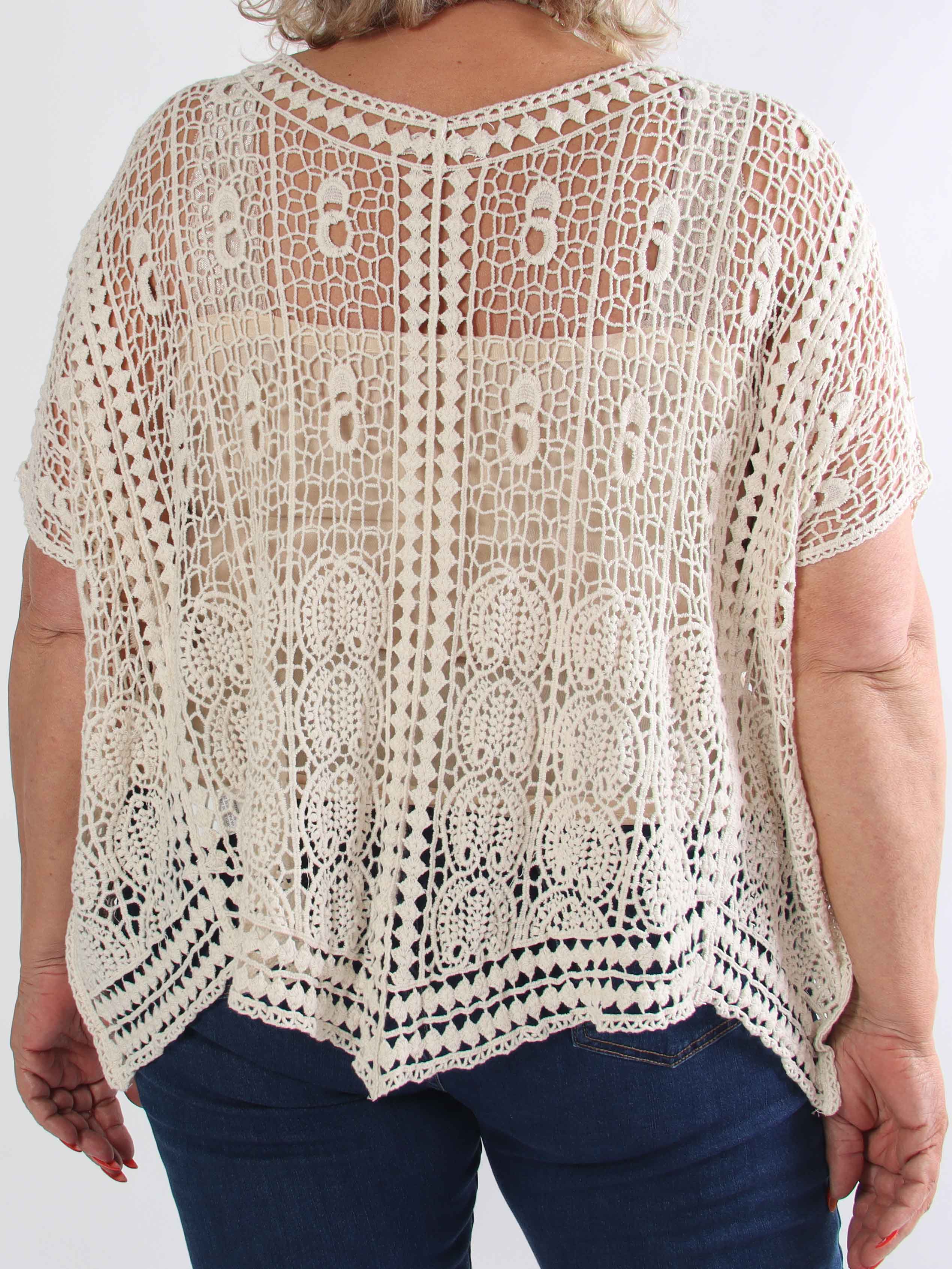 Aarohi - Lätt virkad plus size tunika med ett elegant spetsmönster som ger en feminin och luftig look