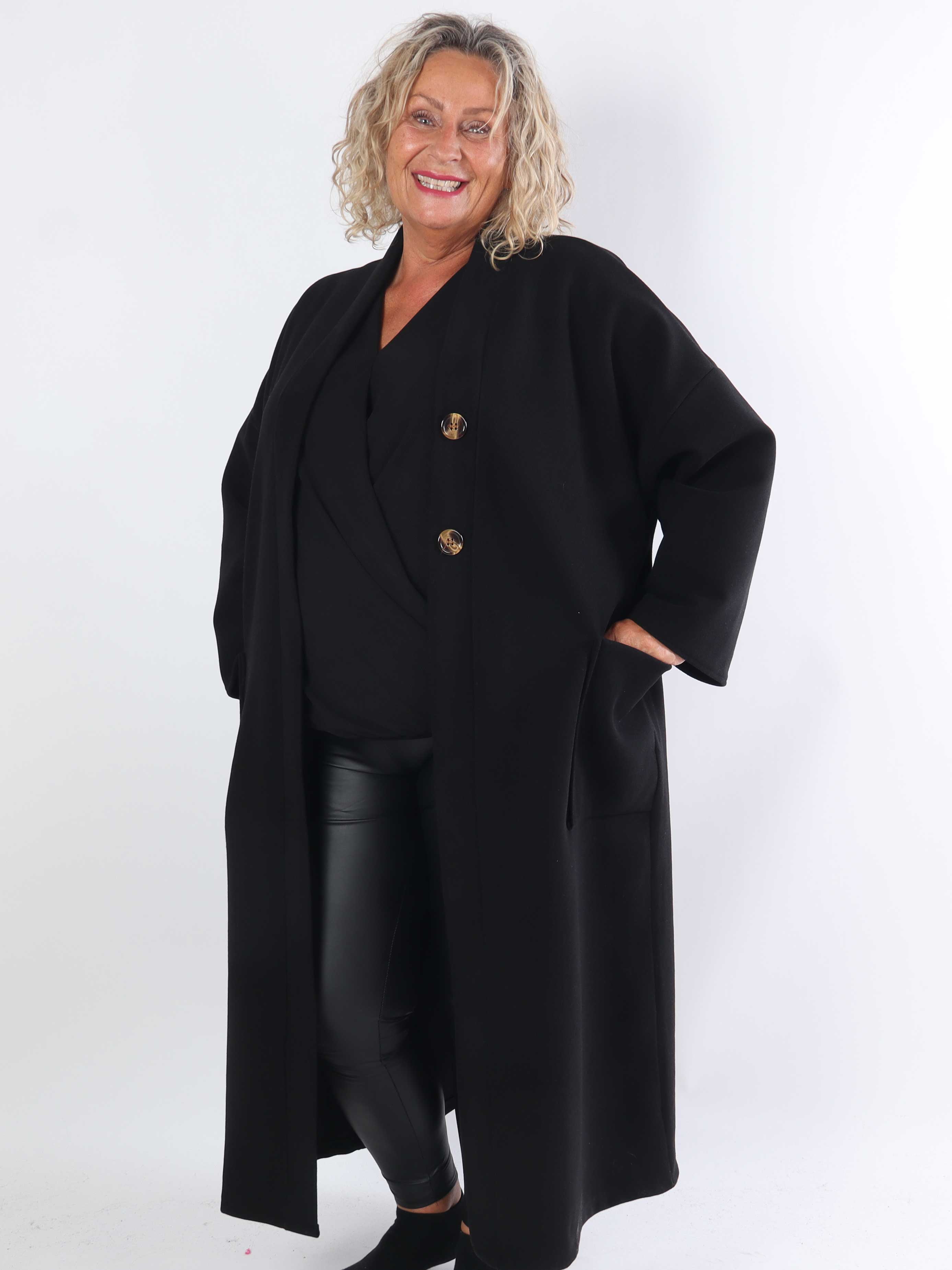 Abbelin - Lång plus size-kappa med dekorativa knappar