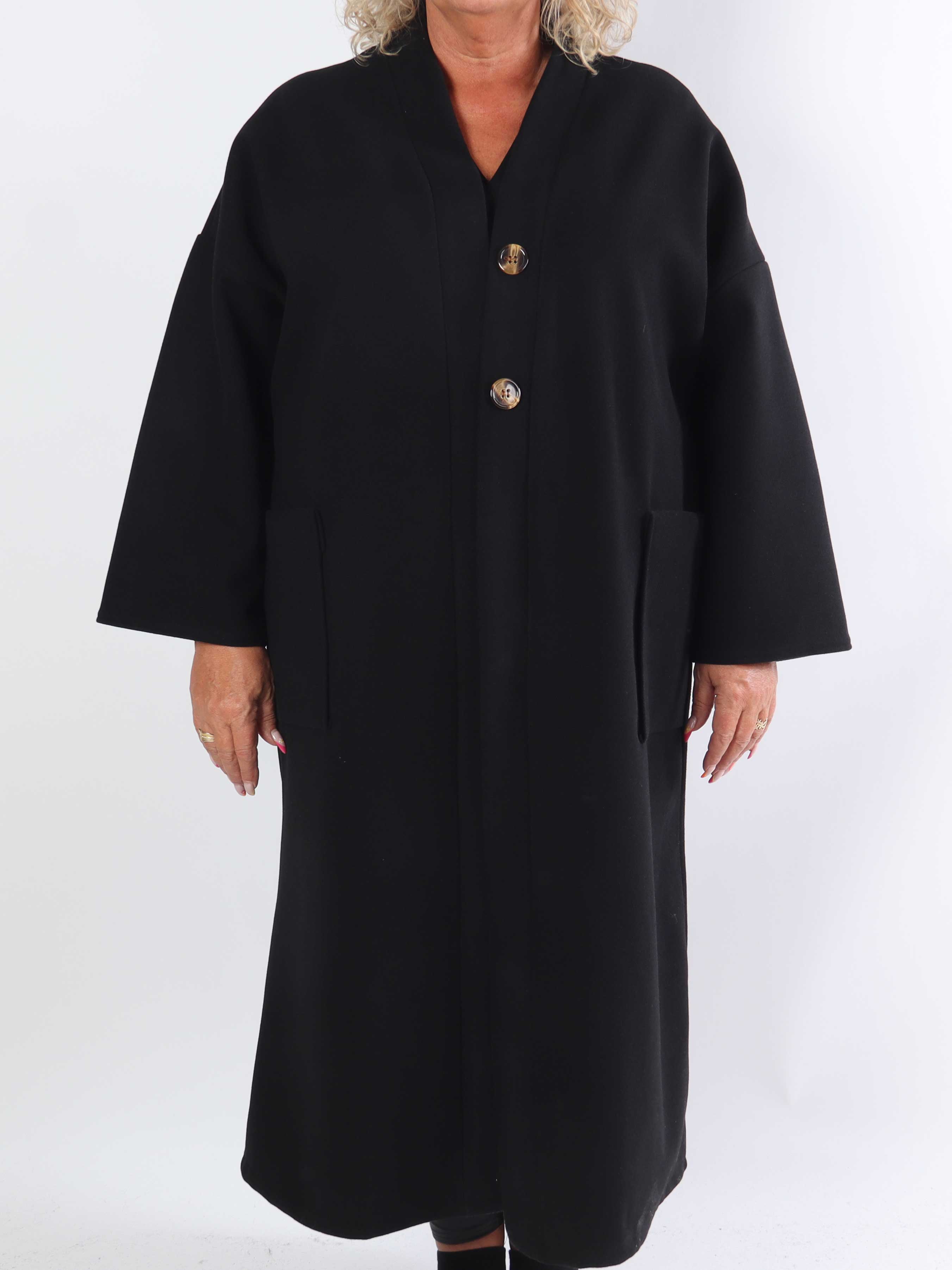 Abbelin - Lång plus size-kappa med dekorativa knappar