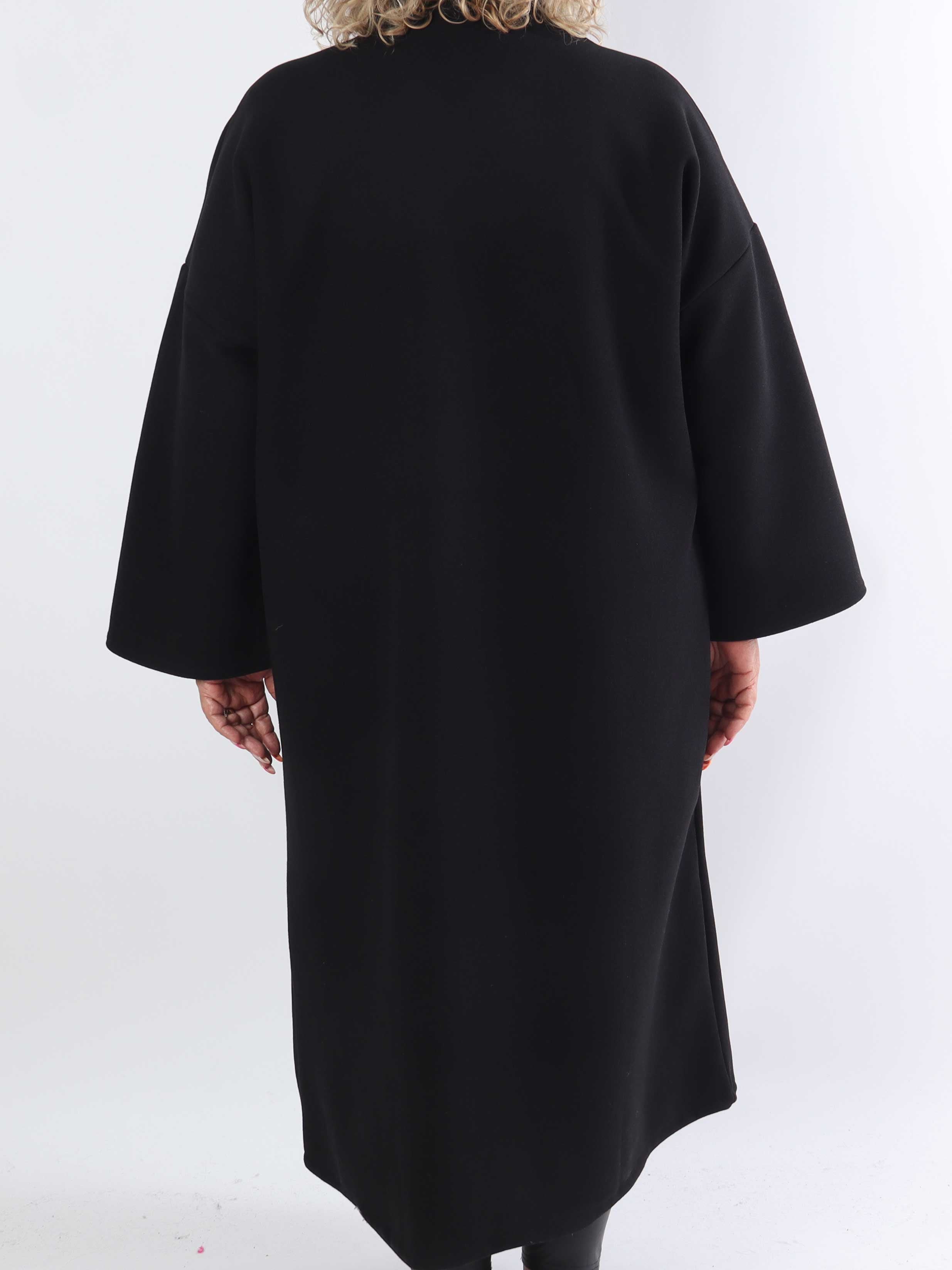 Abbelin - Lång plus size-kappa med dekorativa knappar