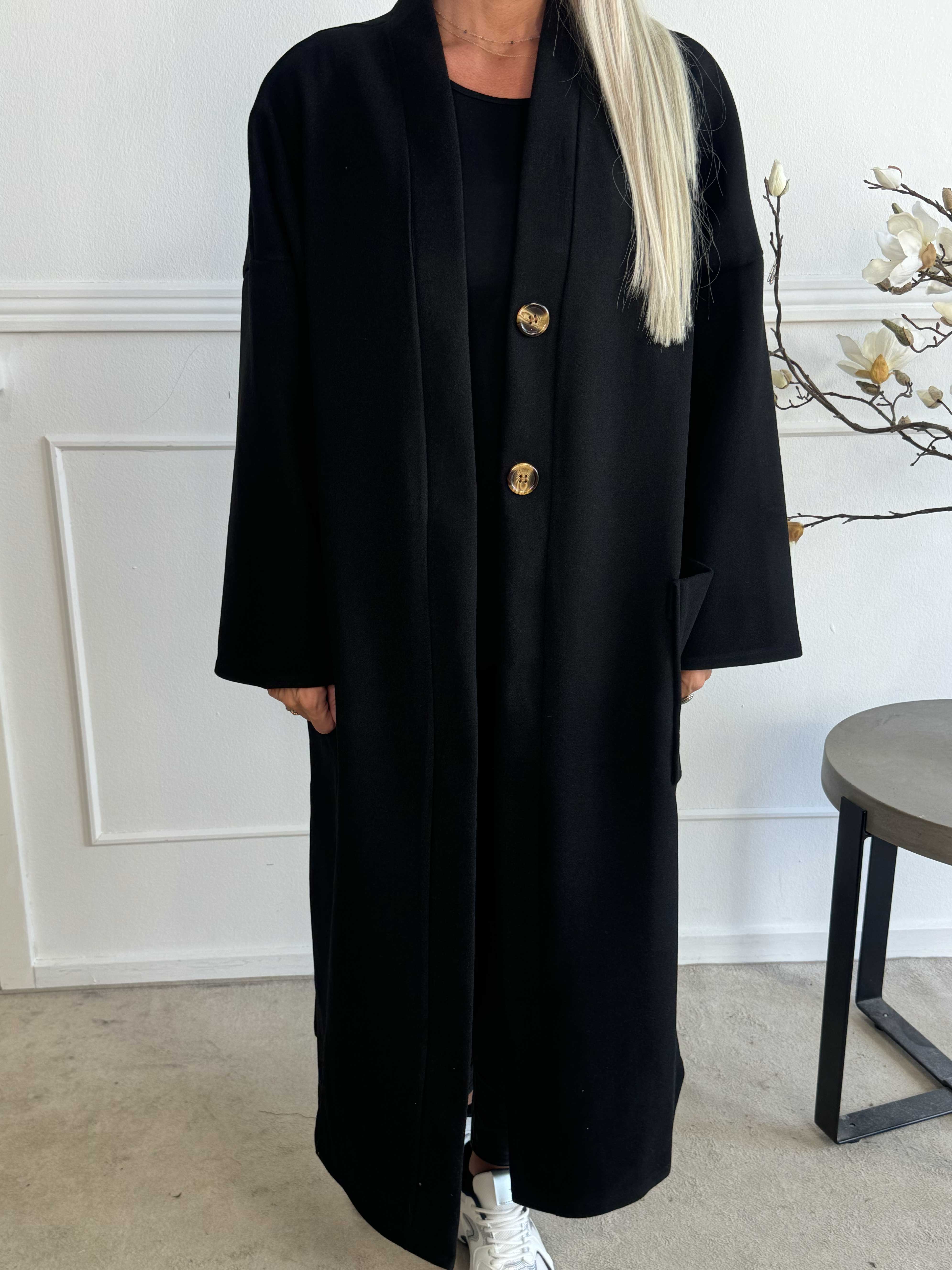 Abbelin - Lång oversized kappa med dekorativa knappar