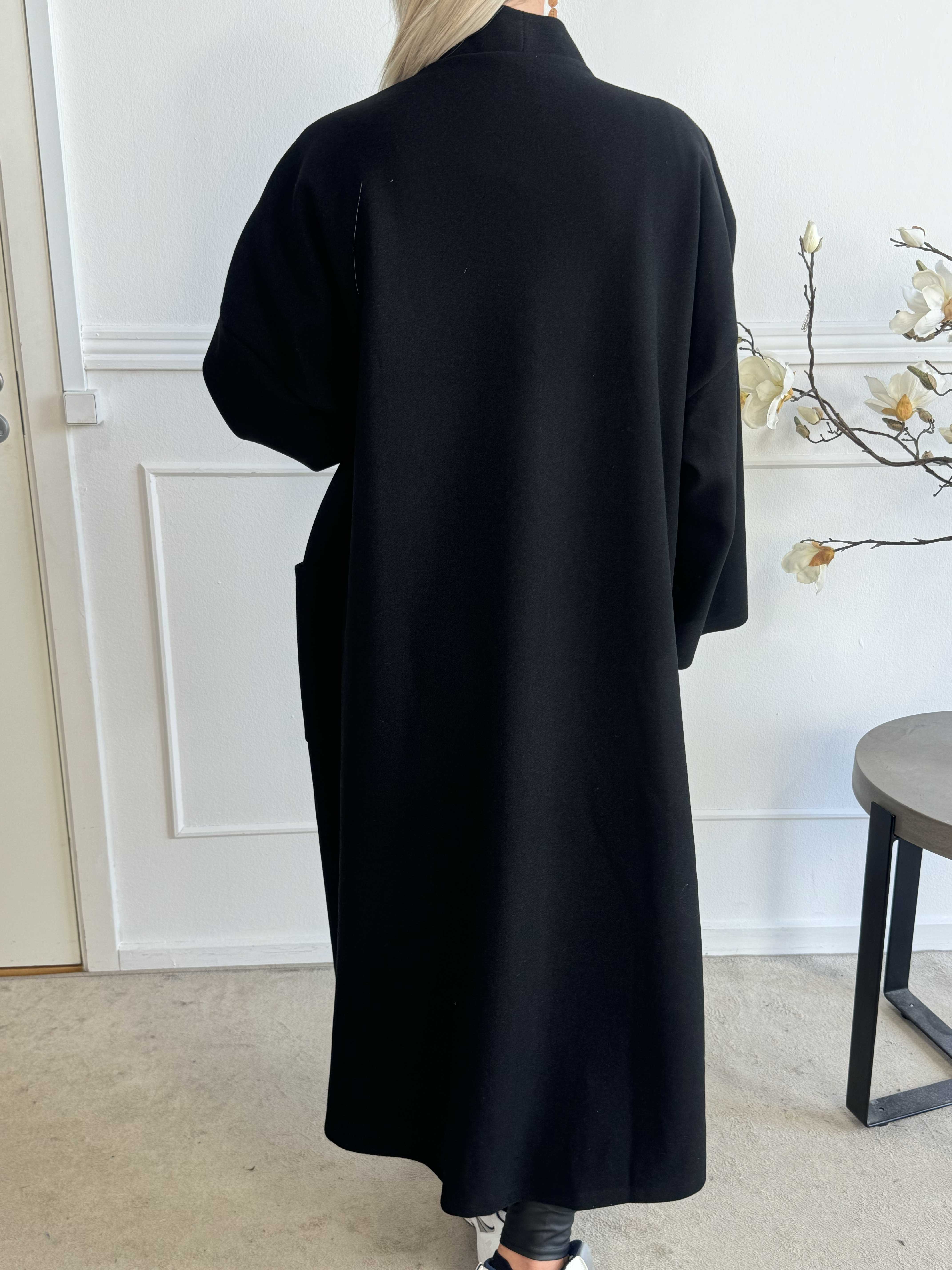 Abbelin - Lång oversized kappa med dekorativa knappar