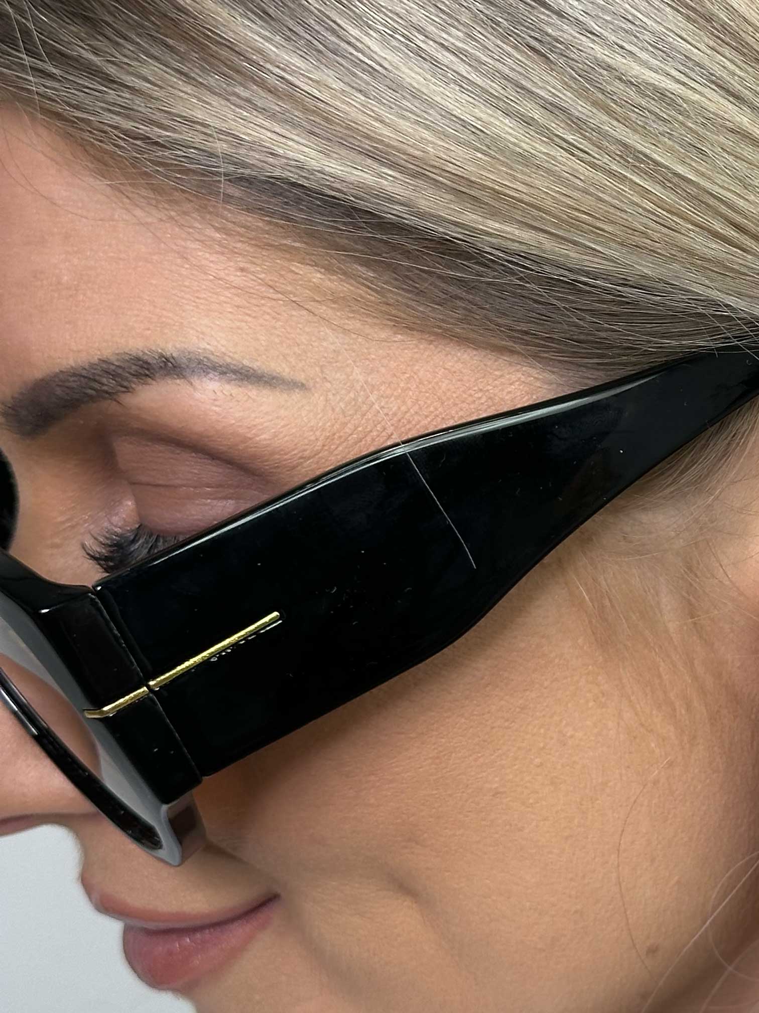 Abigail - Solglasögon med bred båge och färgade glas