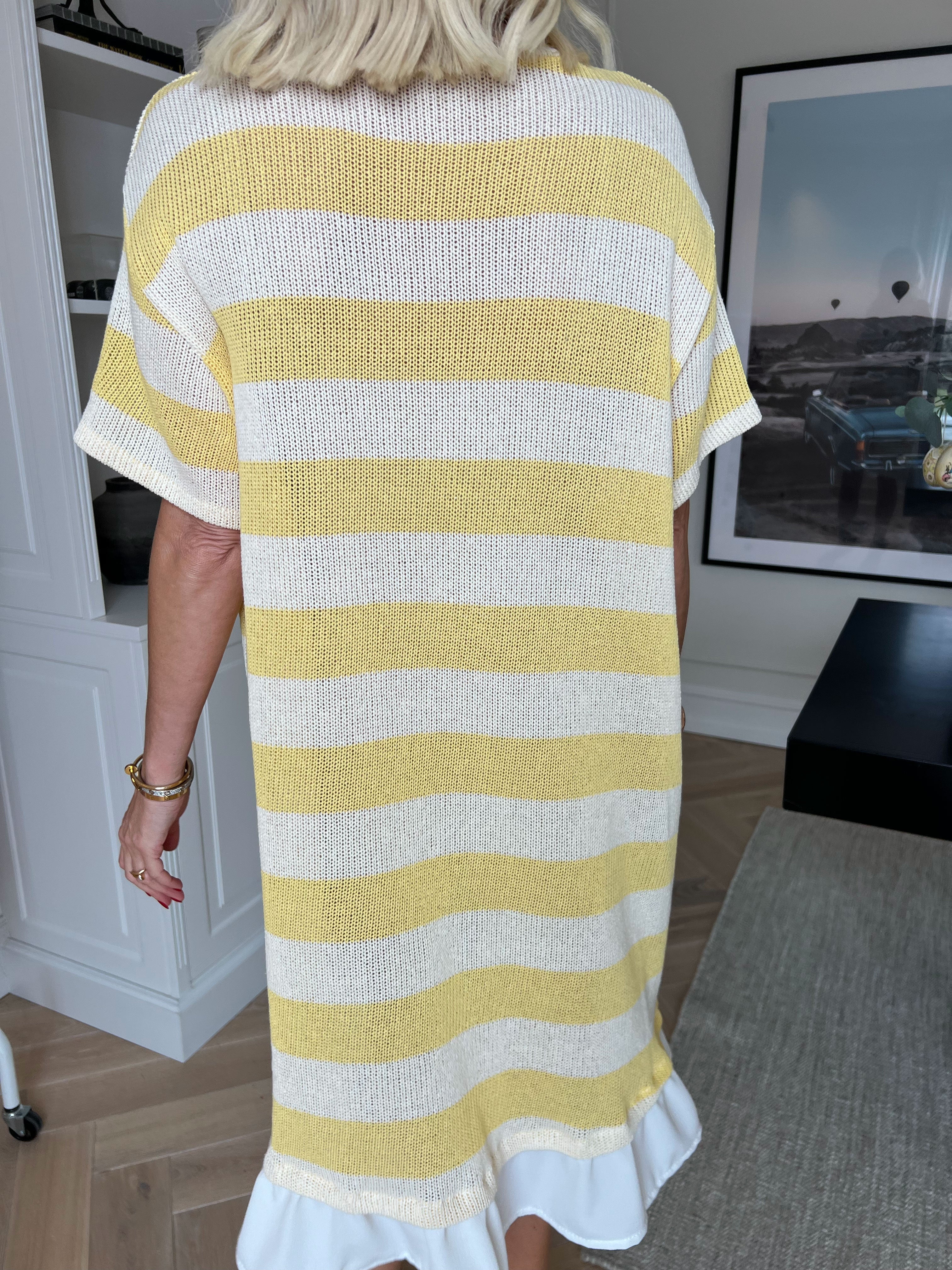 Abigal - Oversized stribet strikkjole i bomuld med korte ærmer og flæsekant forneden