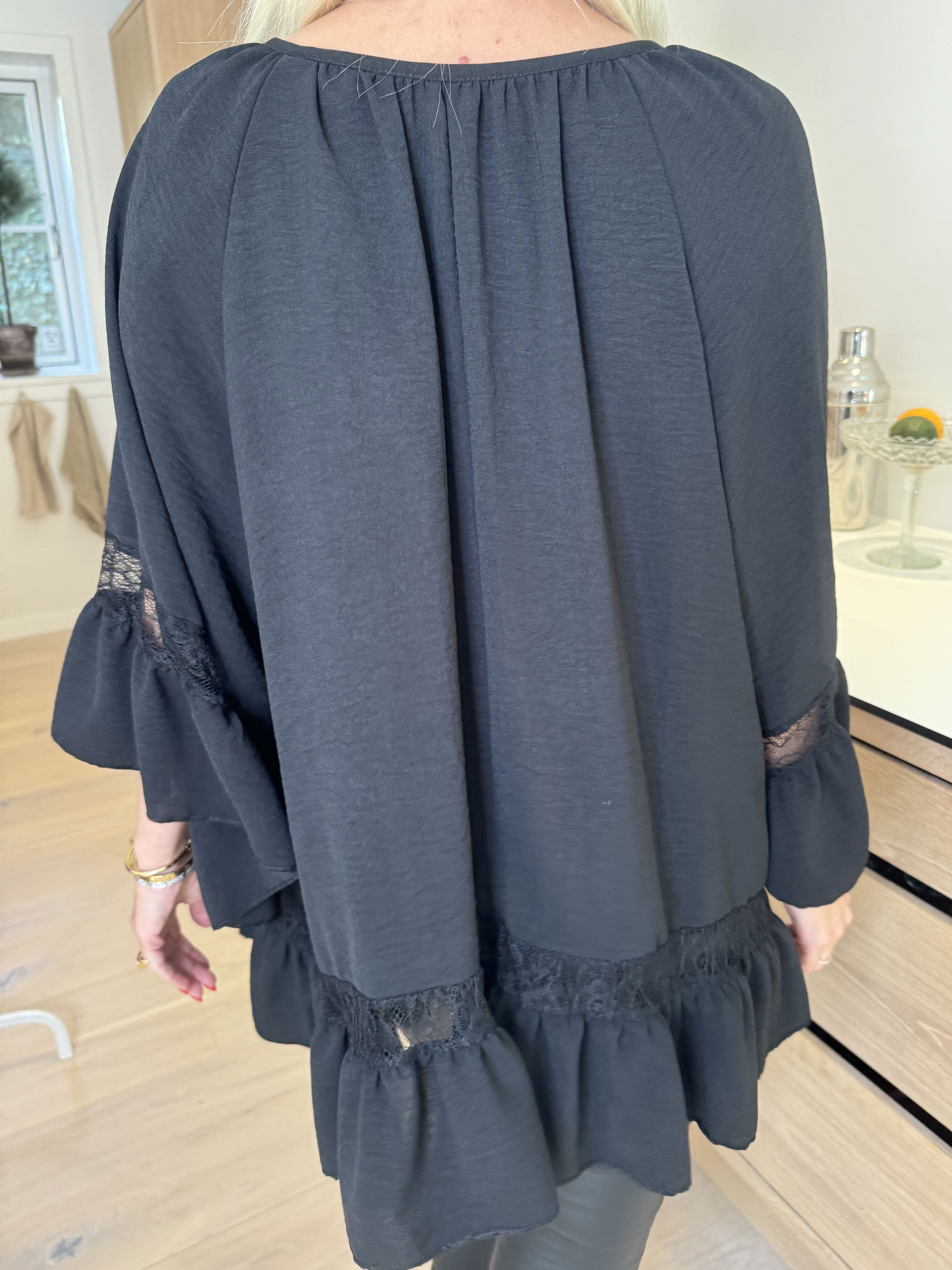 Achilla - Tunika med spetskant och volanger