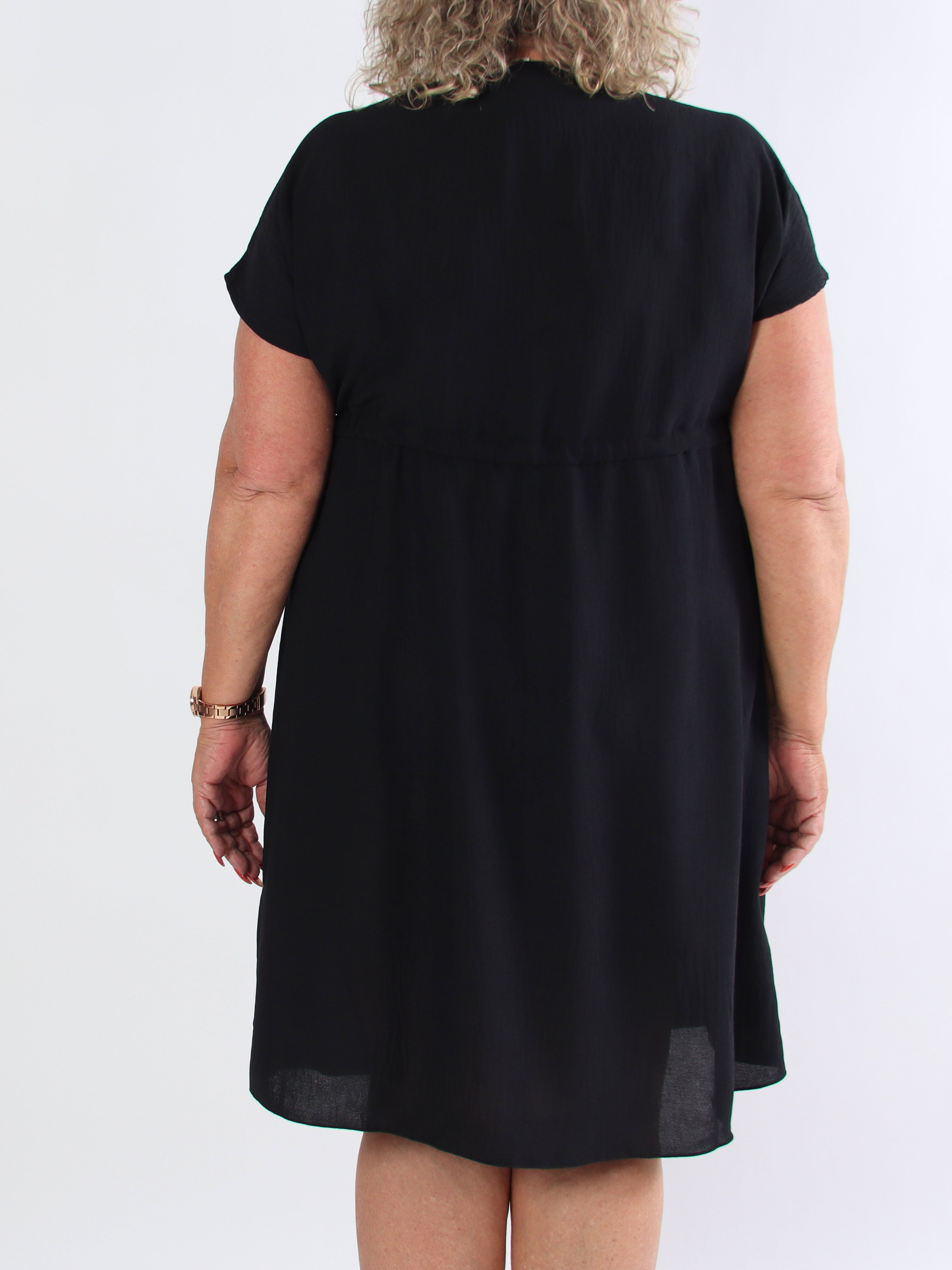 Ada - Söt klänning i plusstorlek med vogue över bröstet