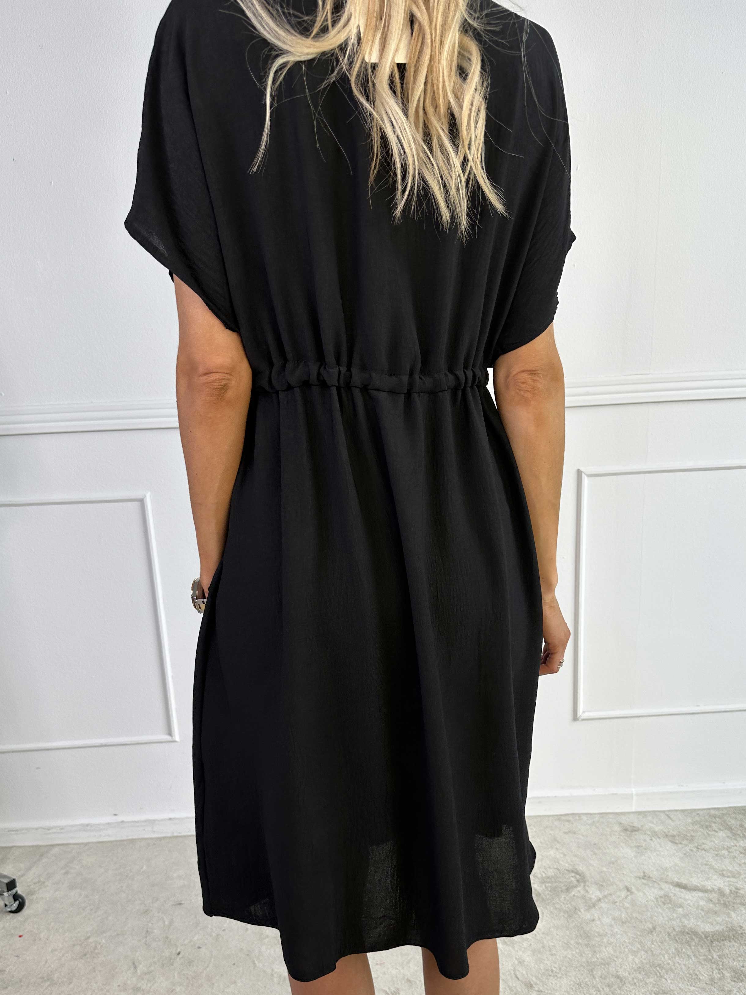 Ada - Söt klänning med vogue över bröstet