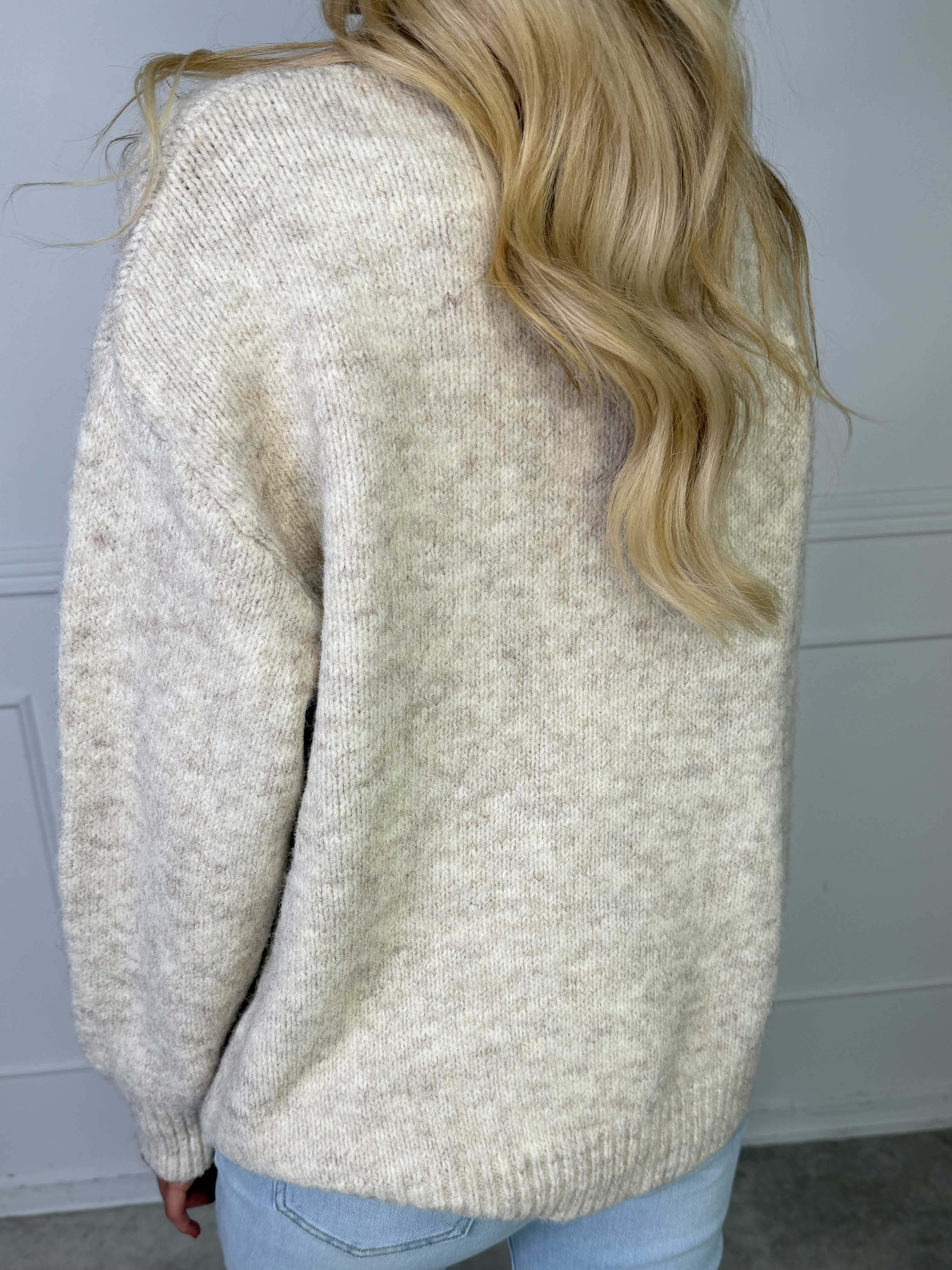 Adira - Blød strik med grafisk logo