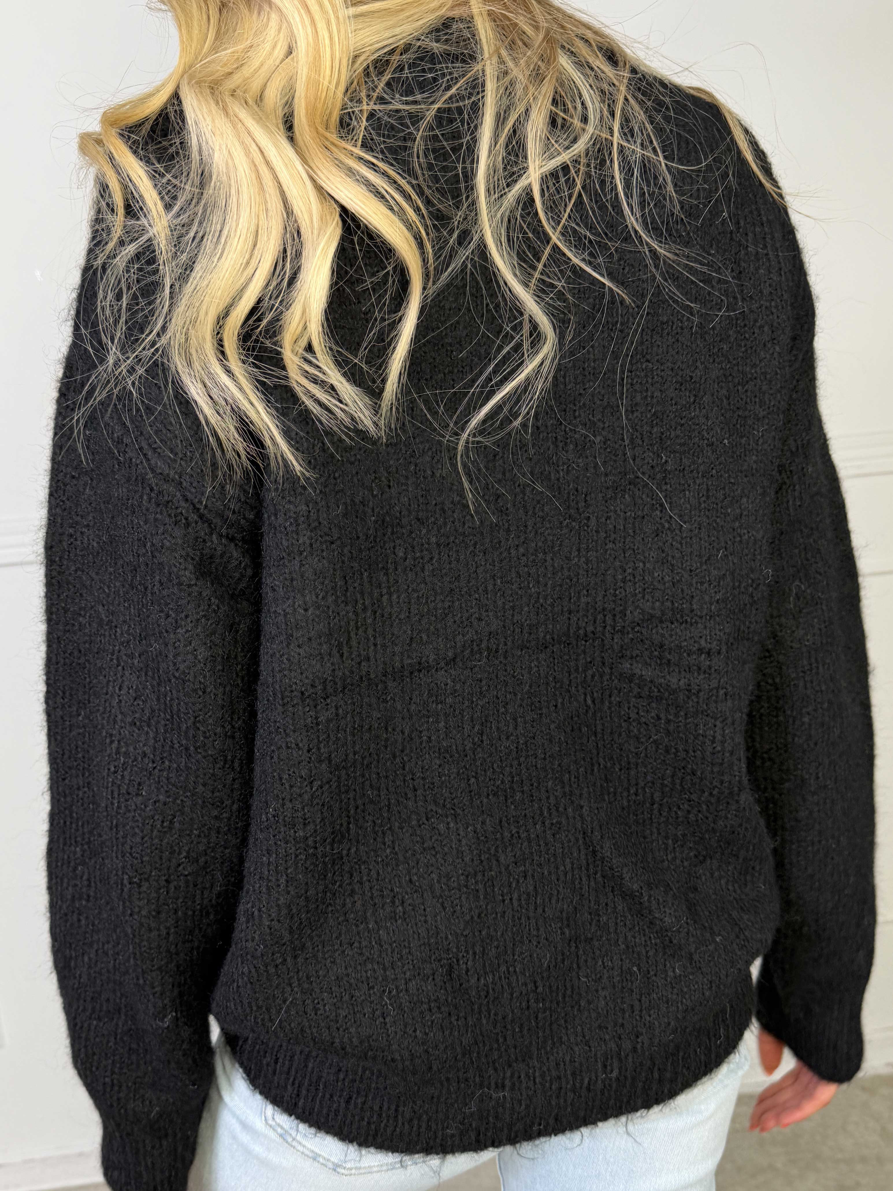 Adira - Blød strik med grafisk logo