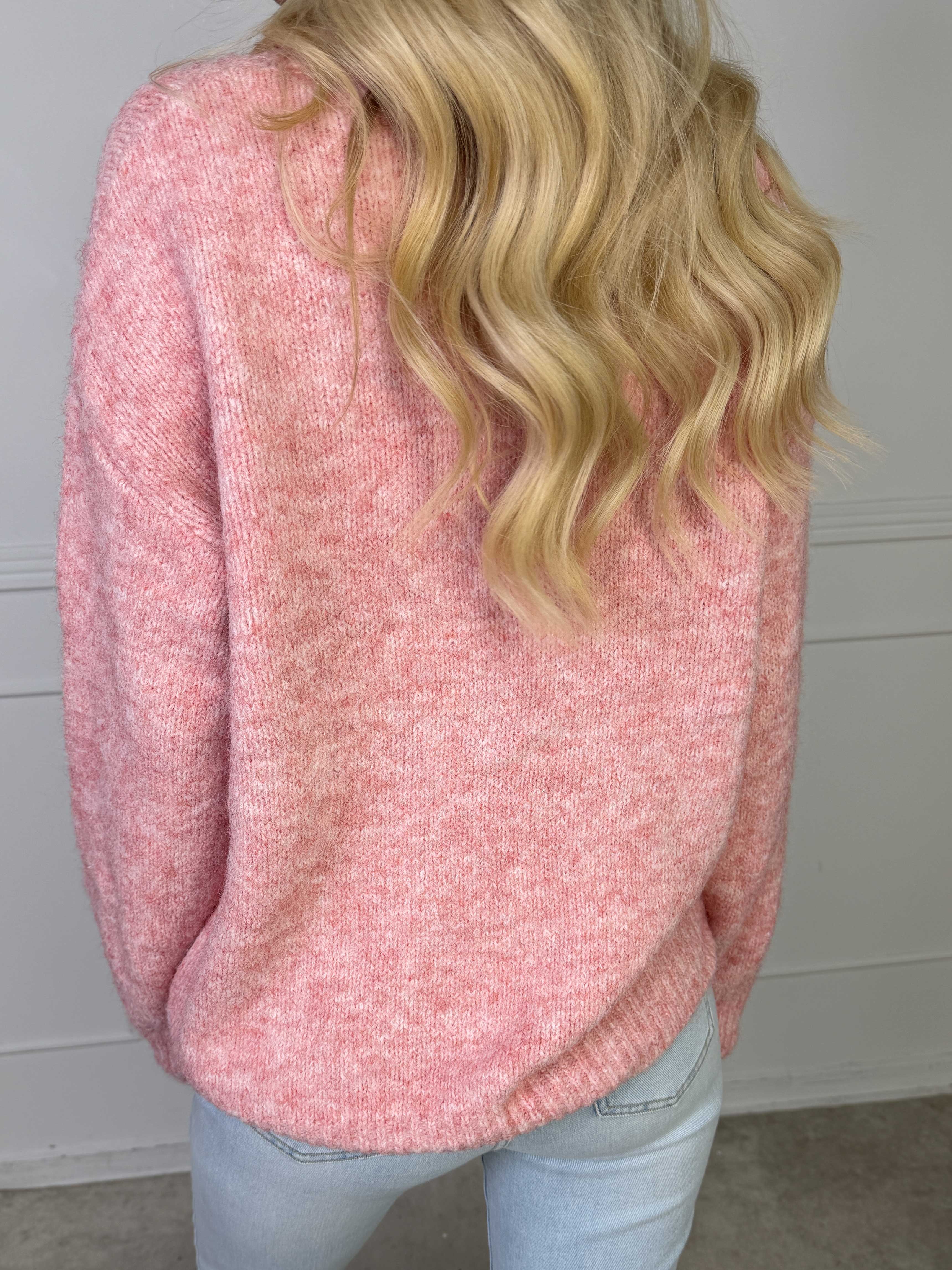 Adira - Blød strik med grafisk logo