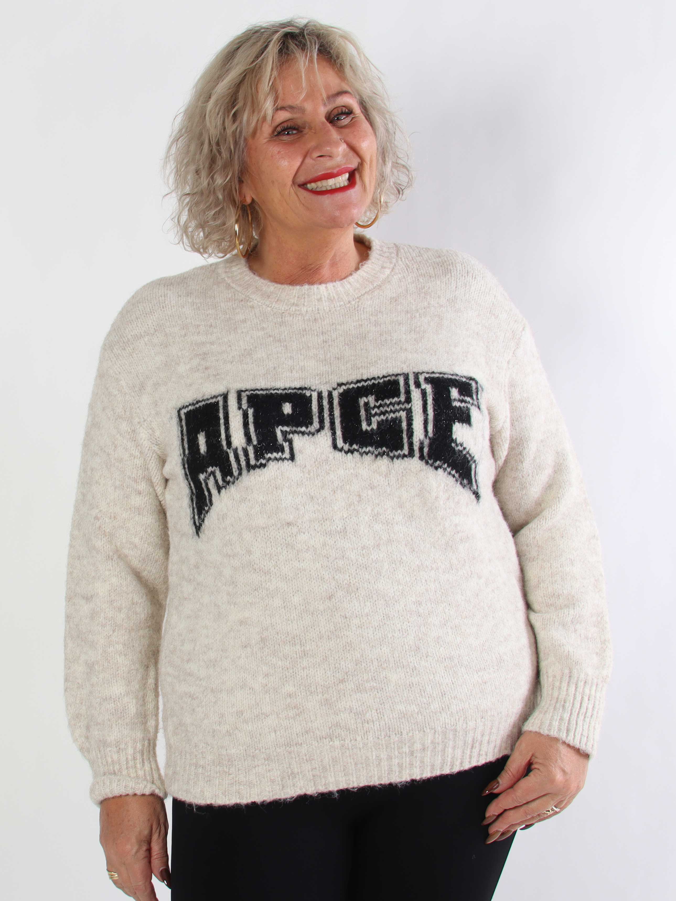 Adira - Blød plus size strik med grafisk logo