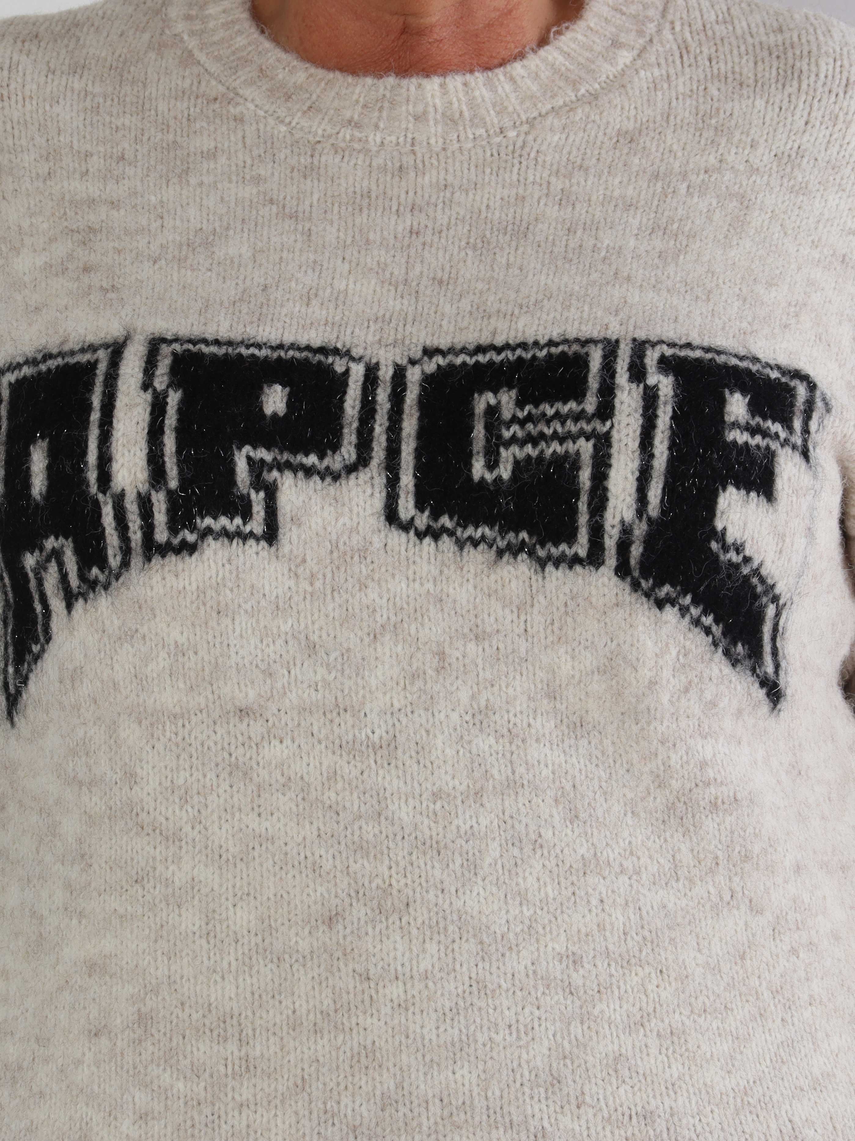 Adira - Blød plus size strik med grafisk logo