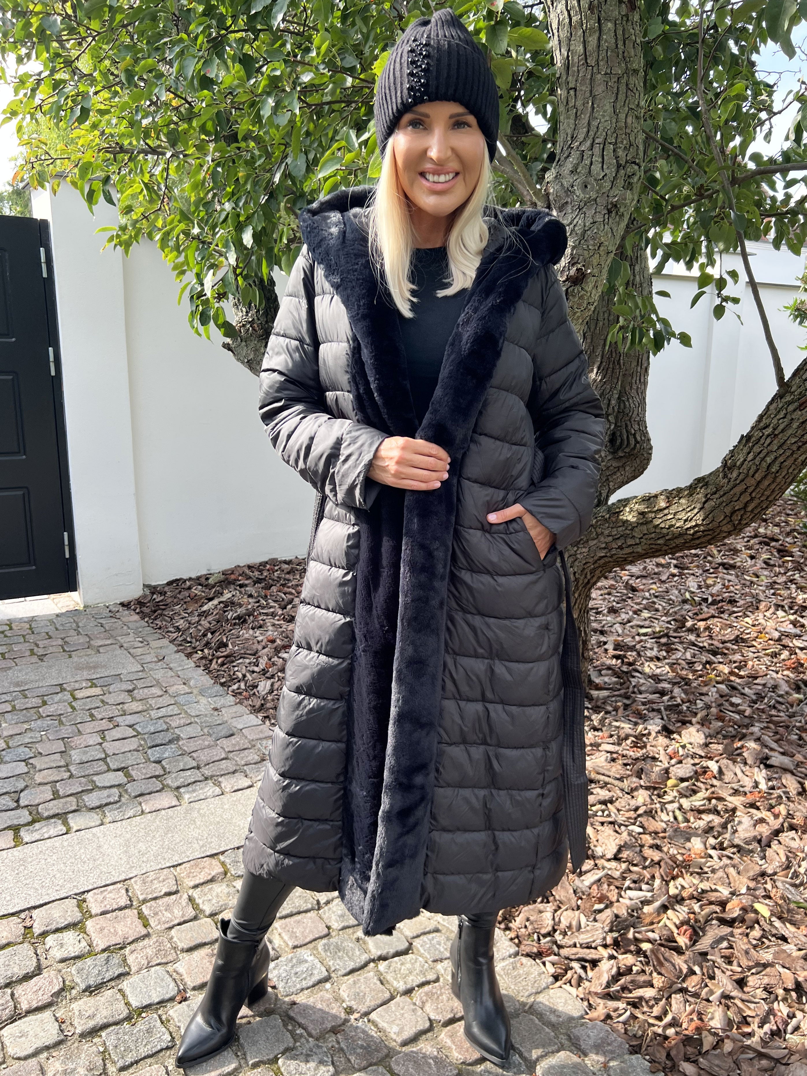 Adriana - Lång svart dunjacka med faux fur kant