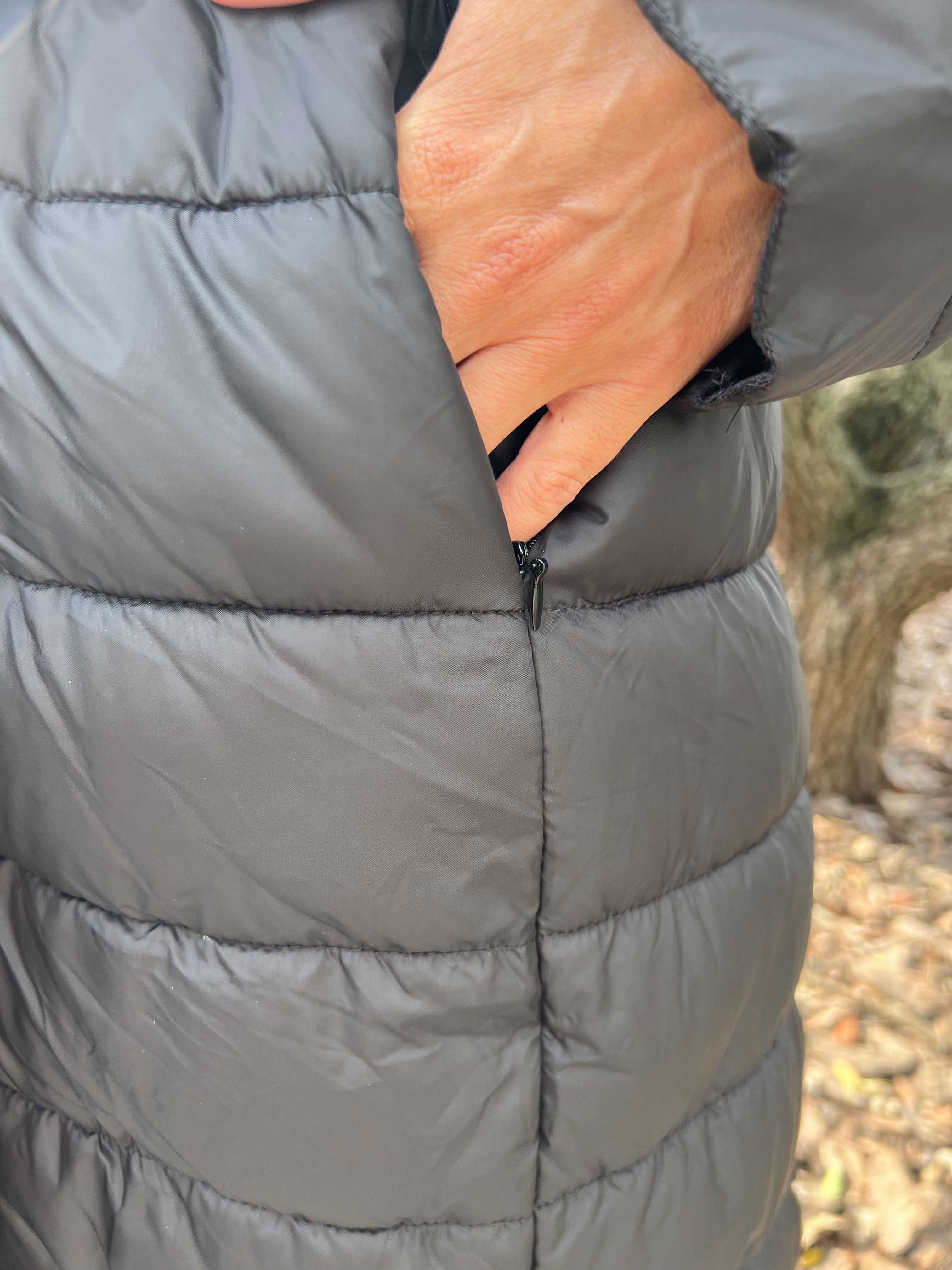 Adriana - Lång svart dunjacka med faux fur kant