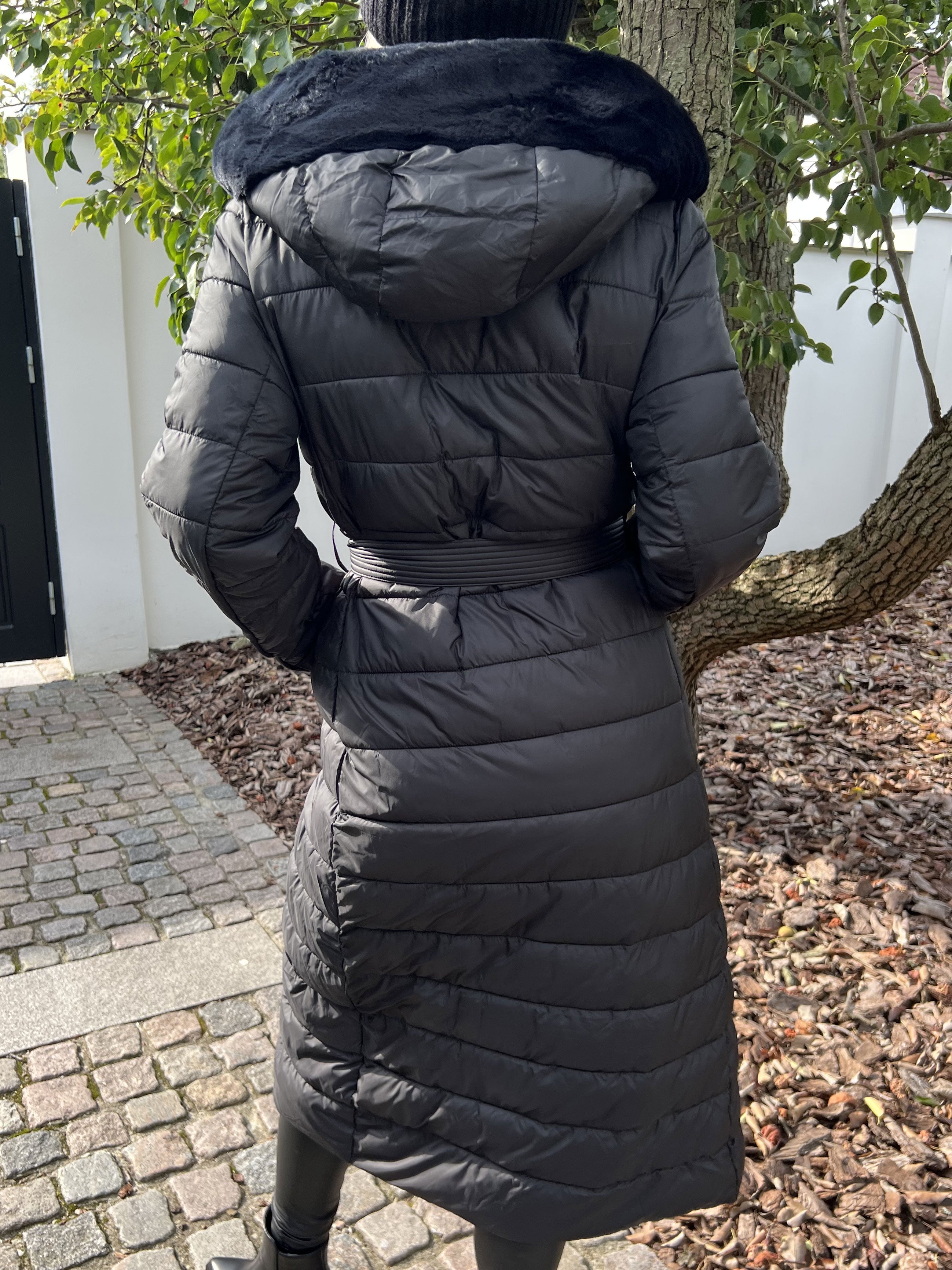 Adriana - Lång svart dunjacka med faux fur kant