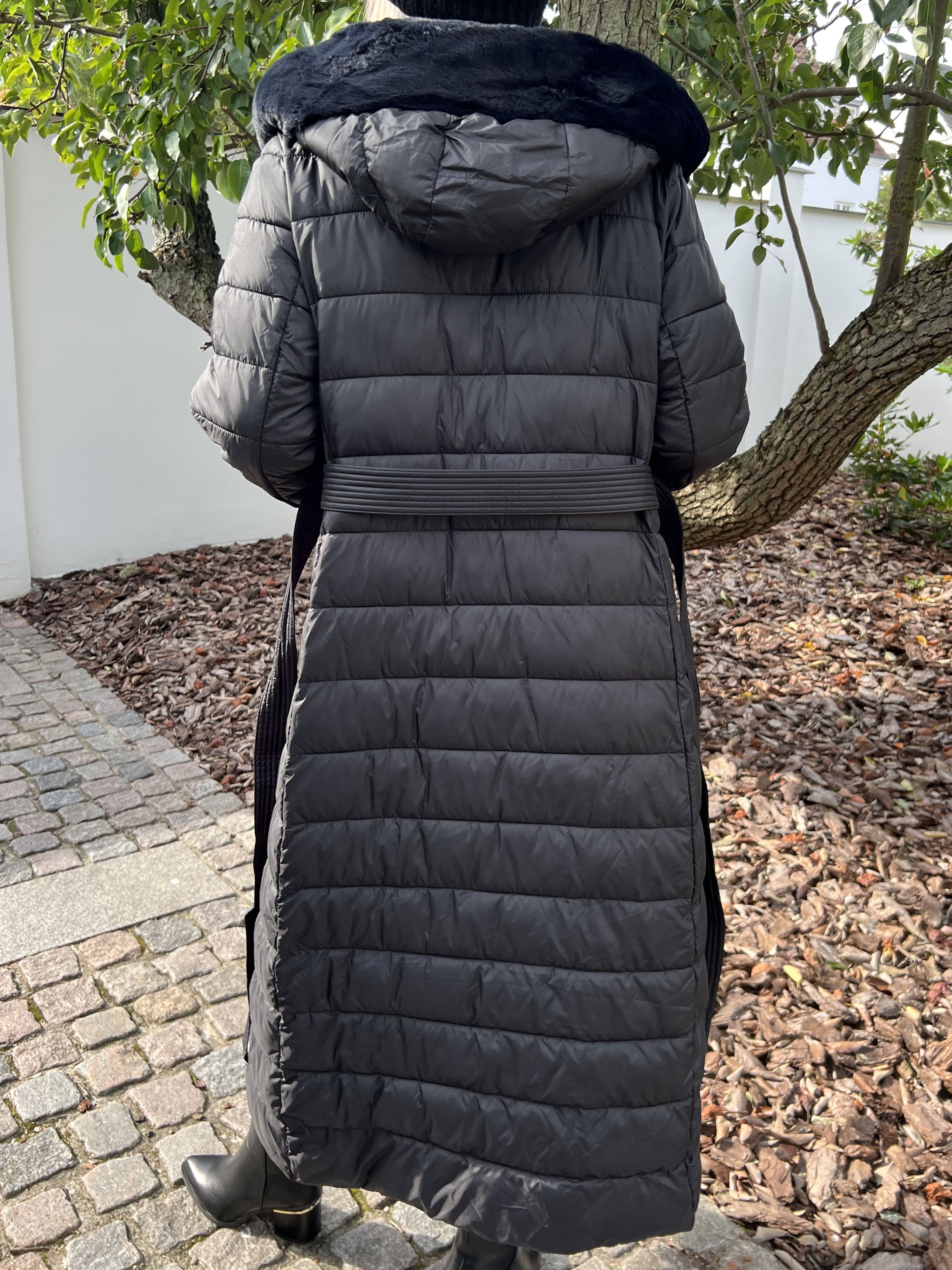 Adriana - Lång svart dunjacka med faux fur kant