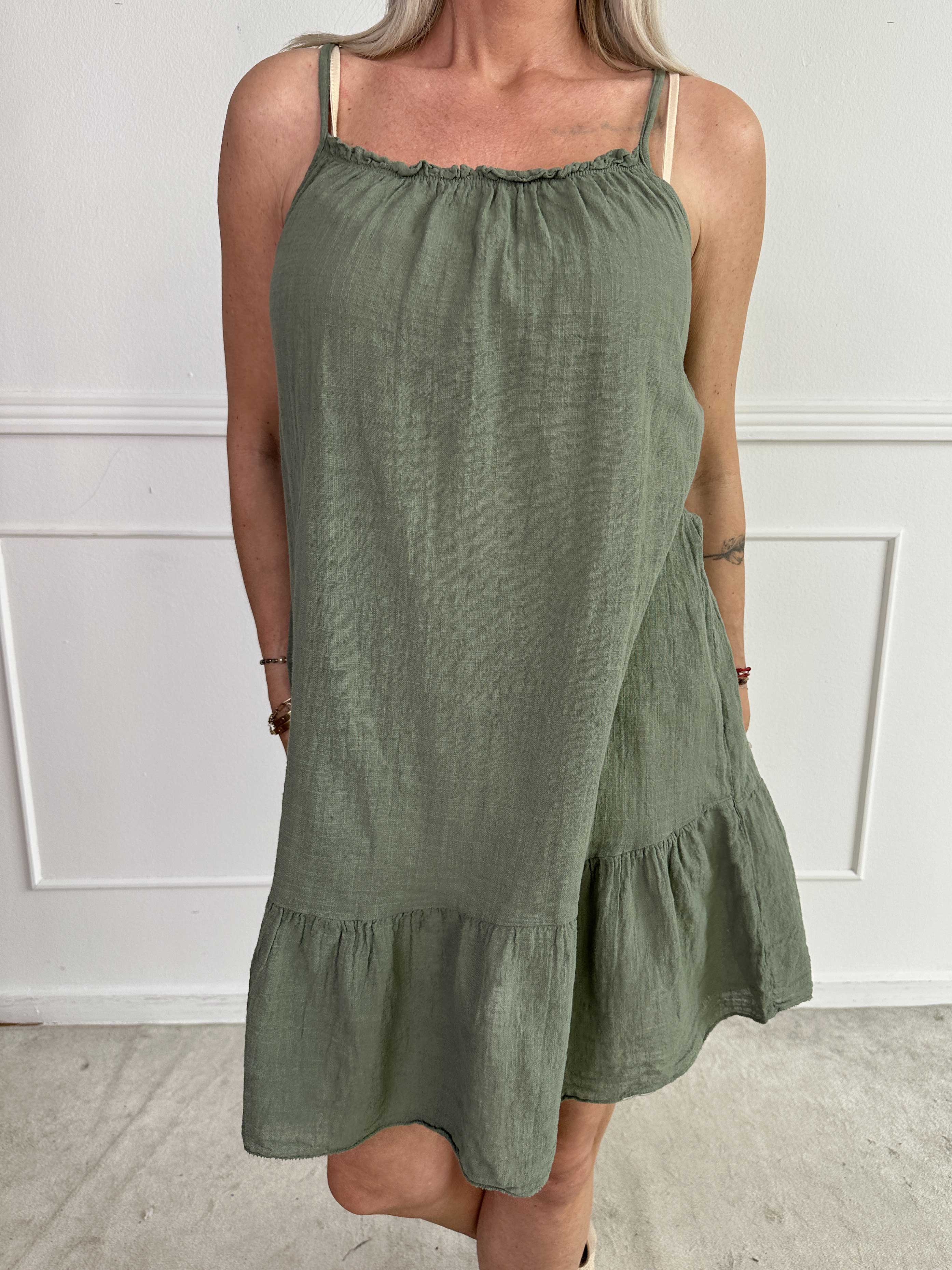 Aegle - Bomulls axelremsklänning i linneliknande material med volangkant