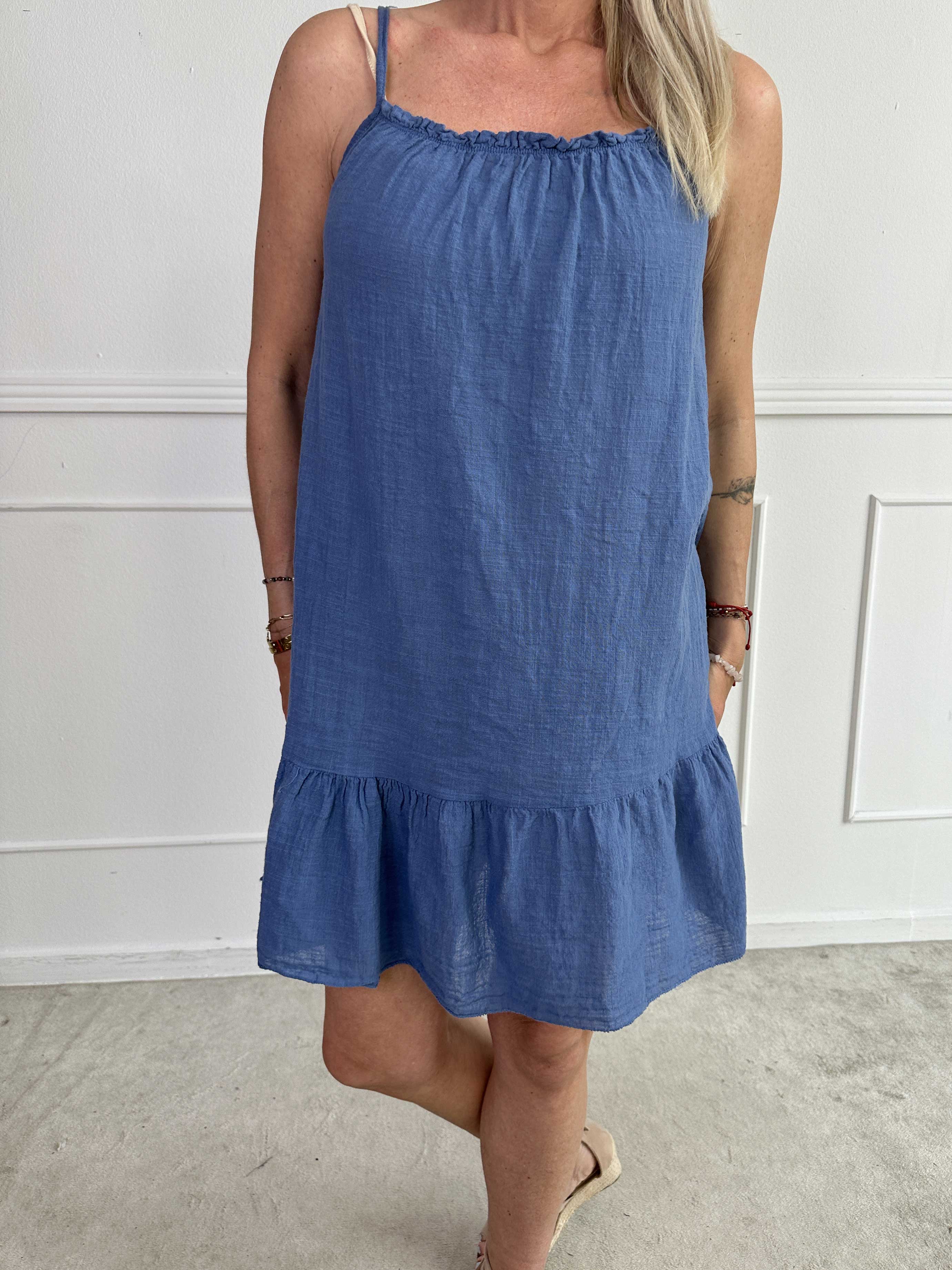 Aegle - Bomulls axelremsklänning i linneliknande material med volangkant