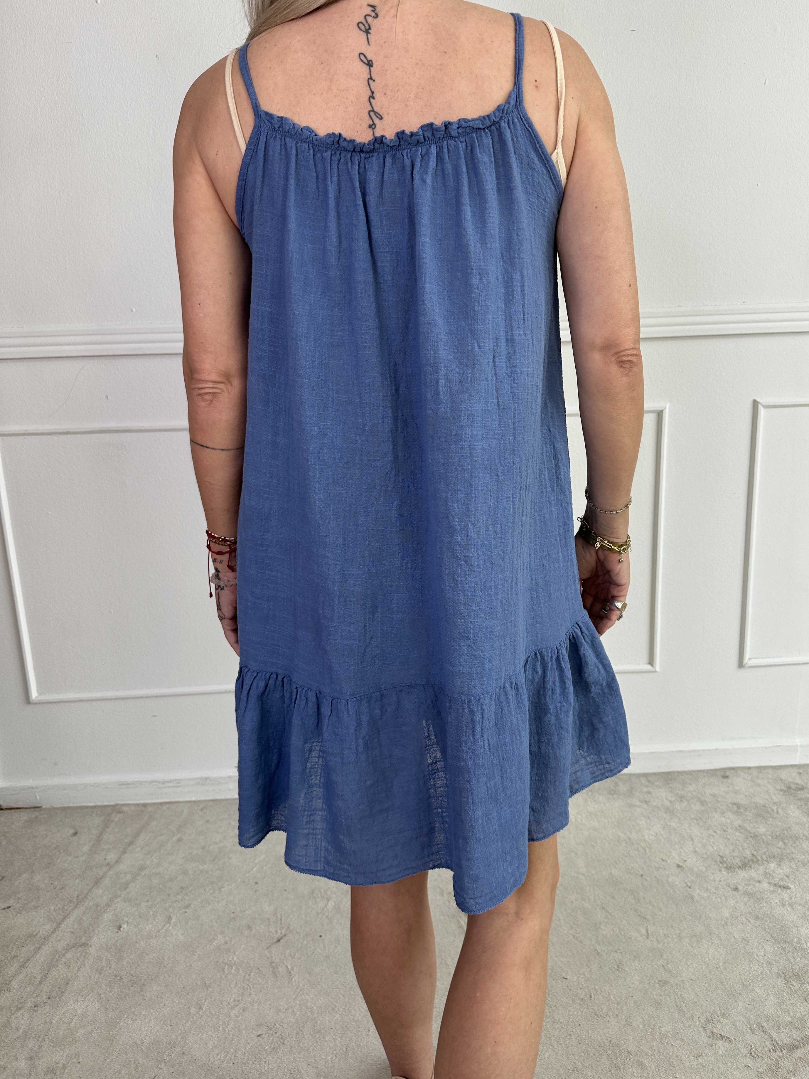 Aegle - Bomulls axelremsklänning i linneliknande material med volangkant