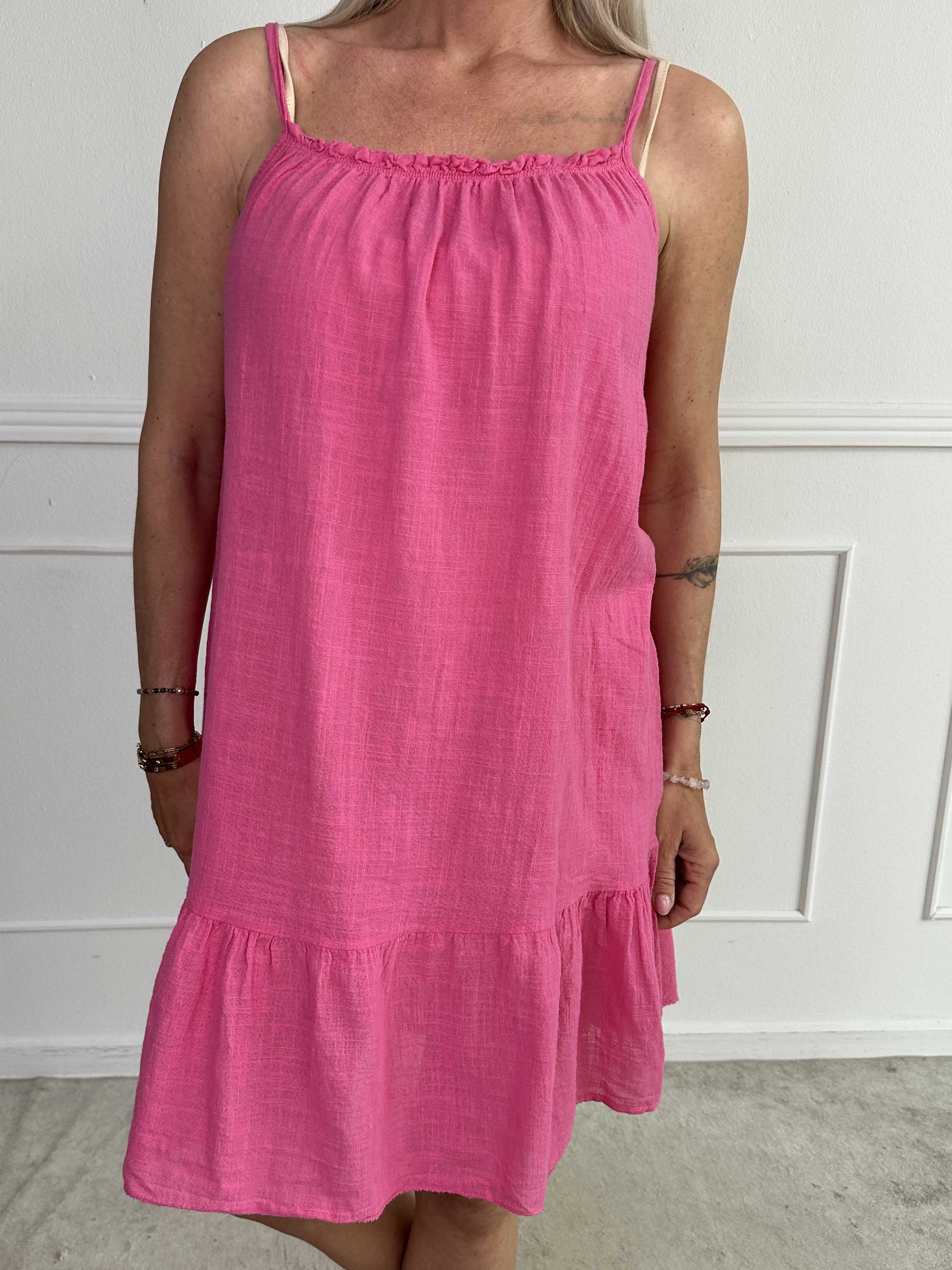 Aegle - Bomulls axelremsklänning i linneliknande material med volangkant