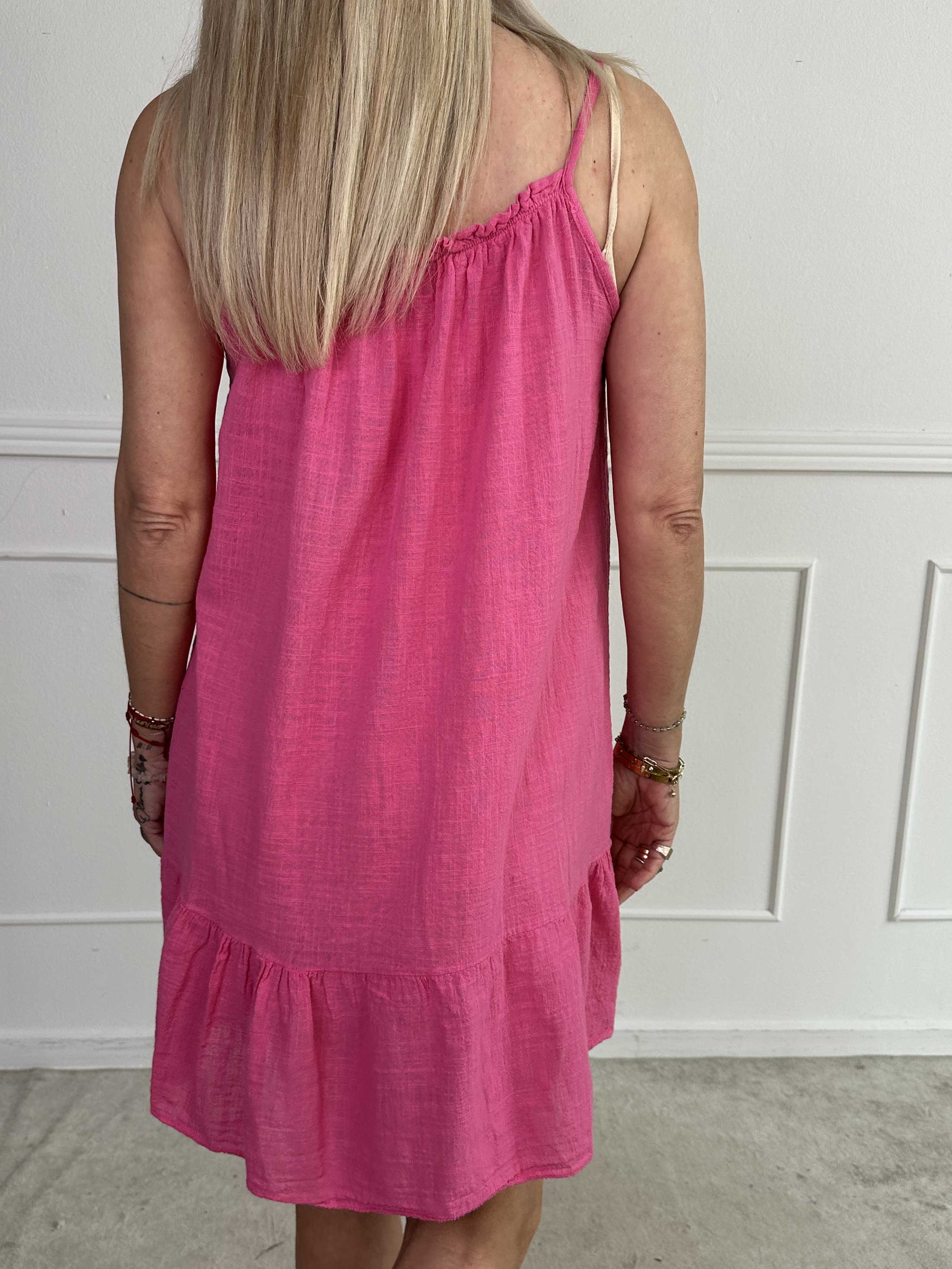 Aegle - Bomulls axelremsklänning i linneliknande material med volangkant