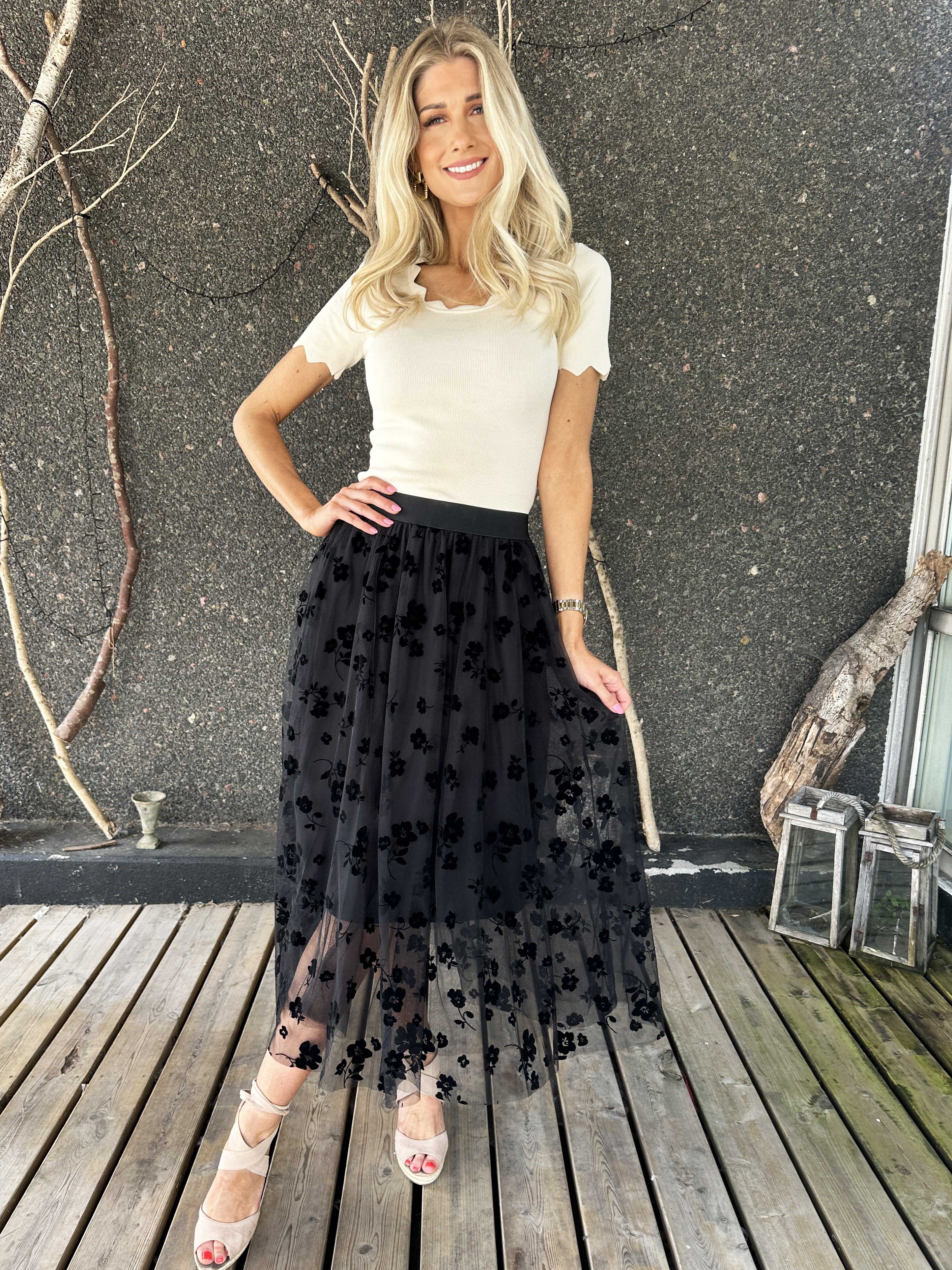 Aella - Lång kjol med blommig tyll