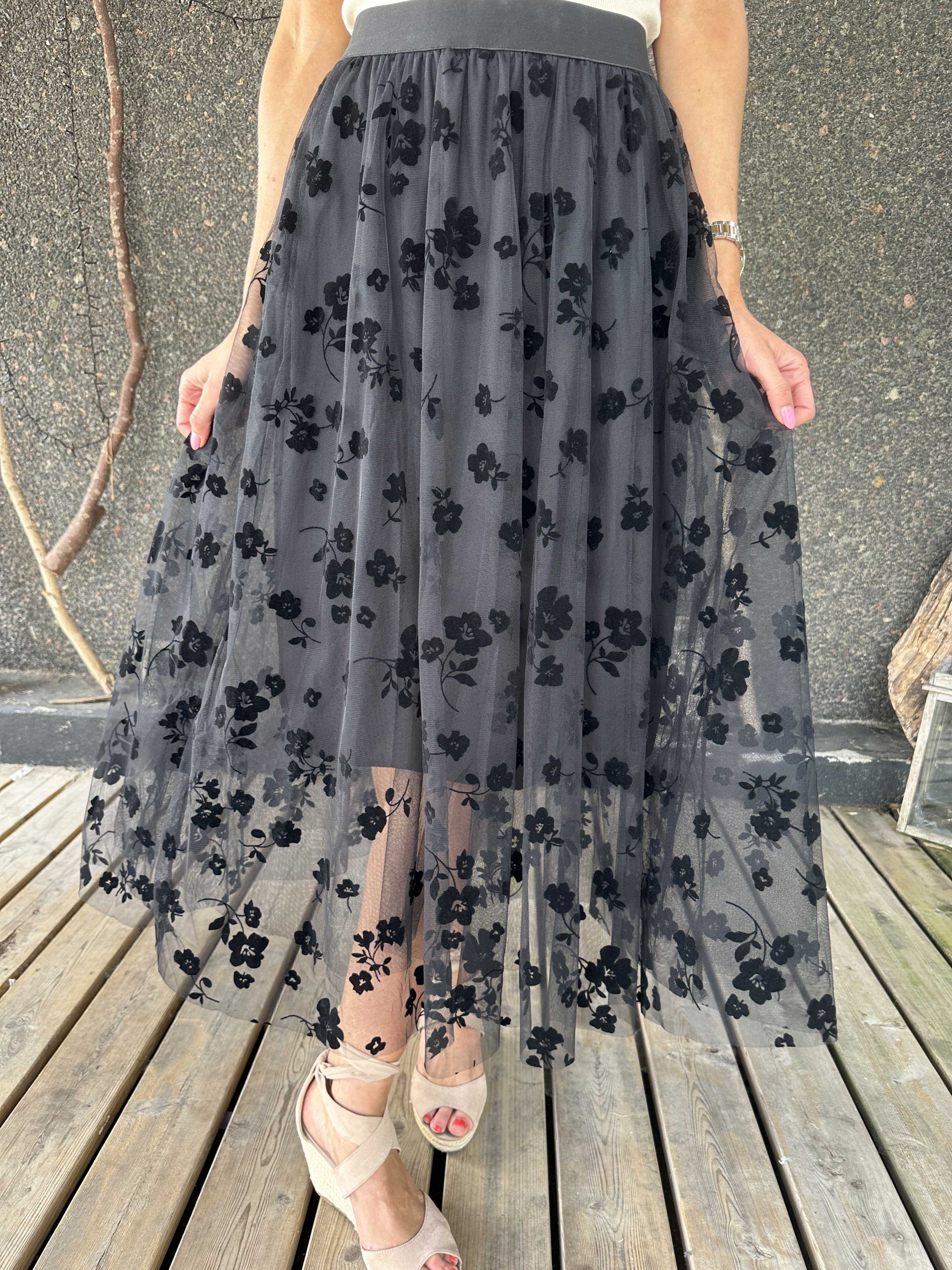 Aella - Lång kjol med blommig tyll