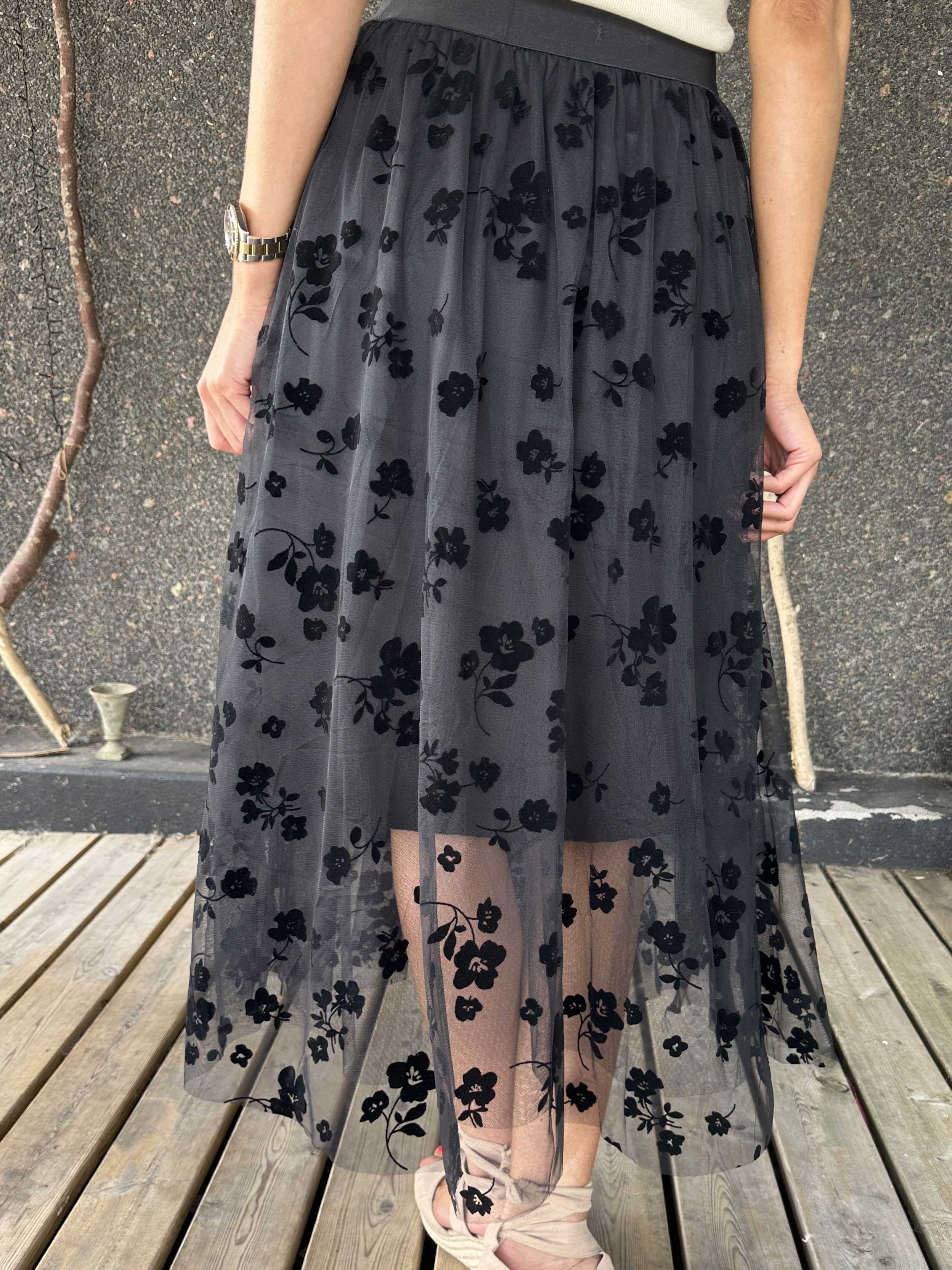 Aella - Lång kjol med blommig tyll