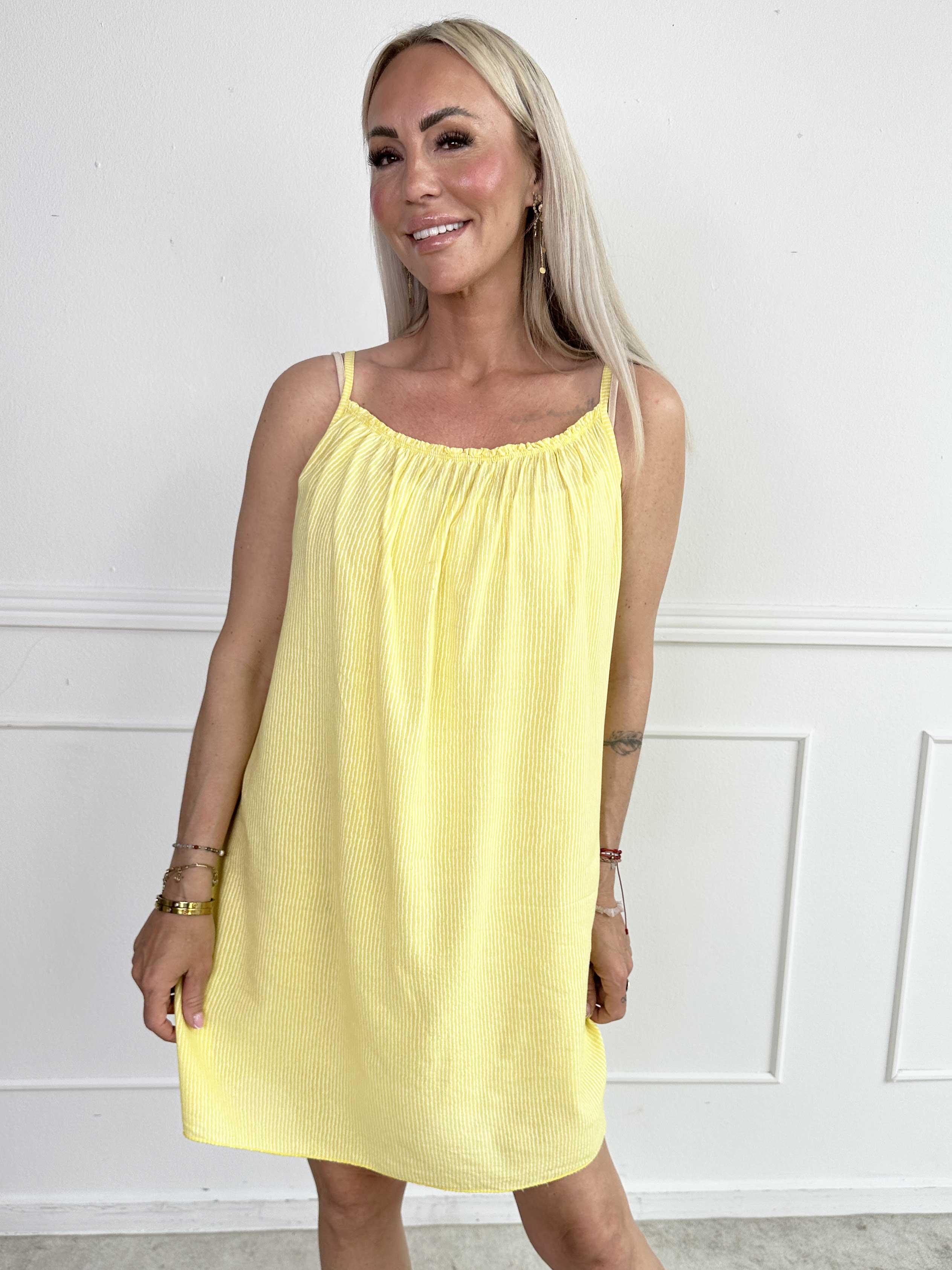 Afina - Axelremsklänning i viskos med tunna axelband