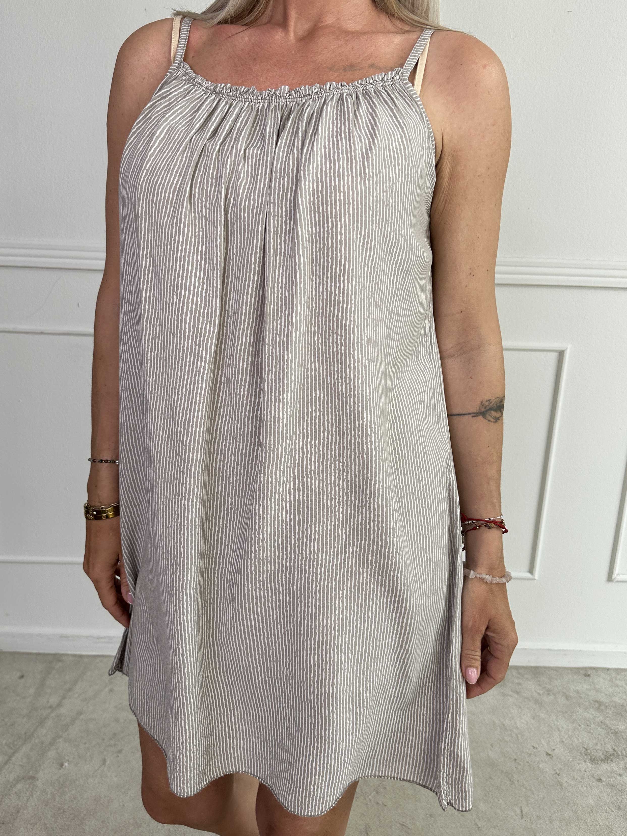 Afina - Axelremsklänning i viskos med tunna axelband