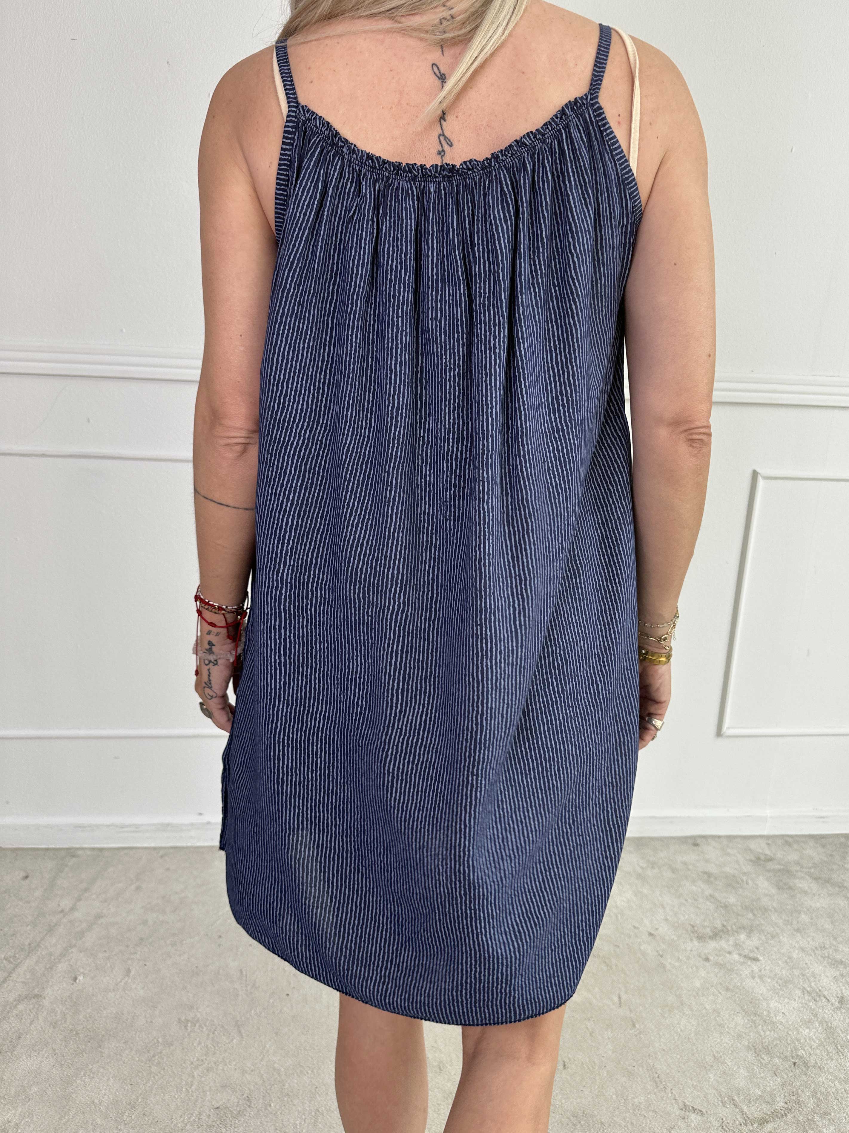 Afina - Axelremsklänning i viskos med tunna axelband