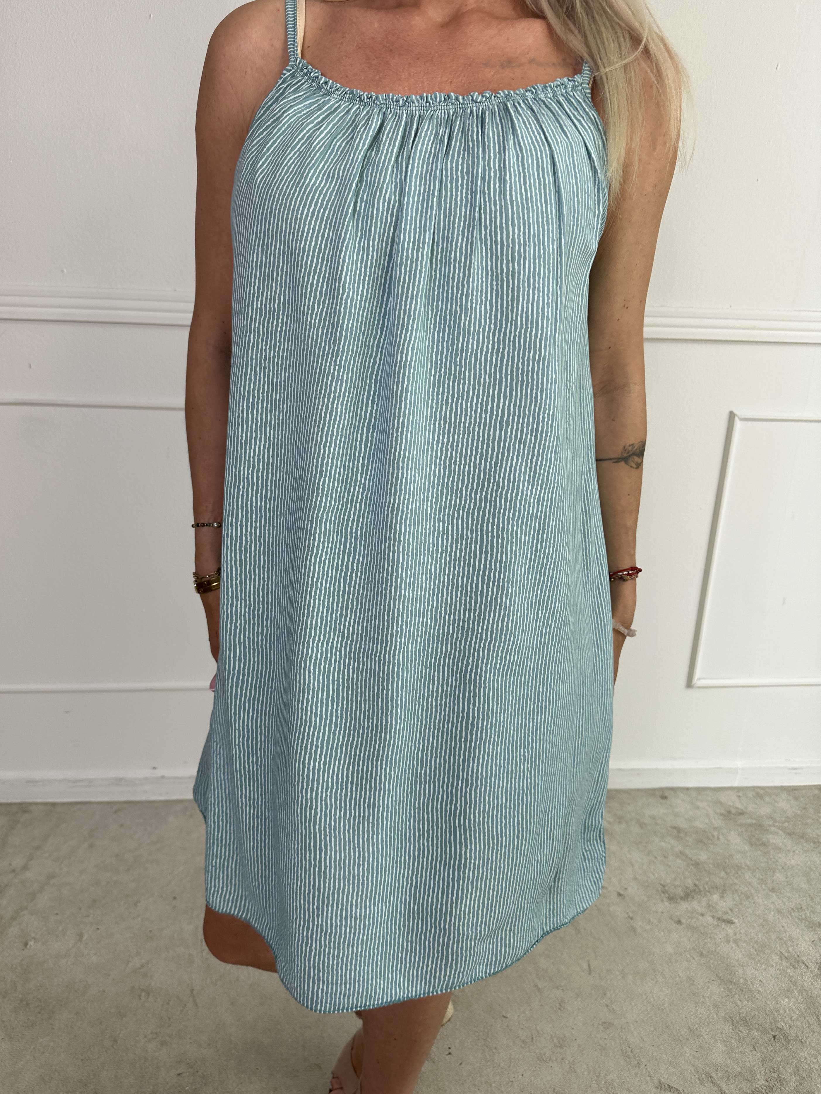 Afina - Axelremsklänning i viskos med tunna axelband