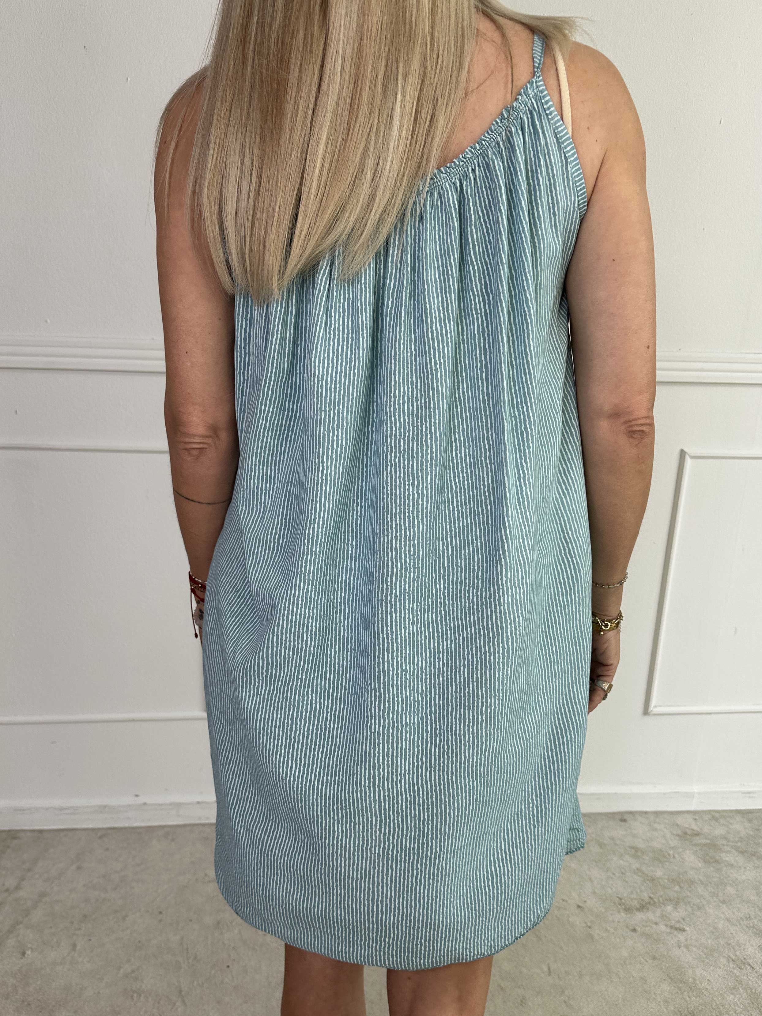 Afina - Axelremsklänning i viskos med tunna axelband