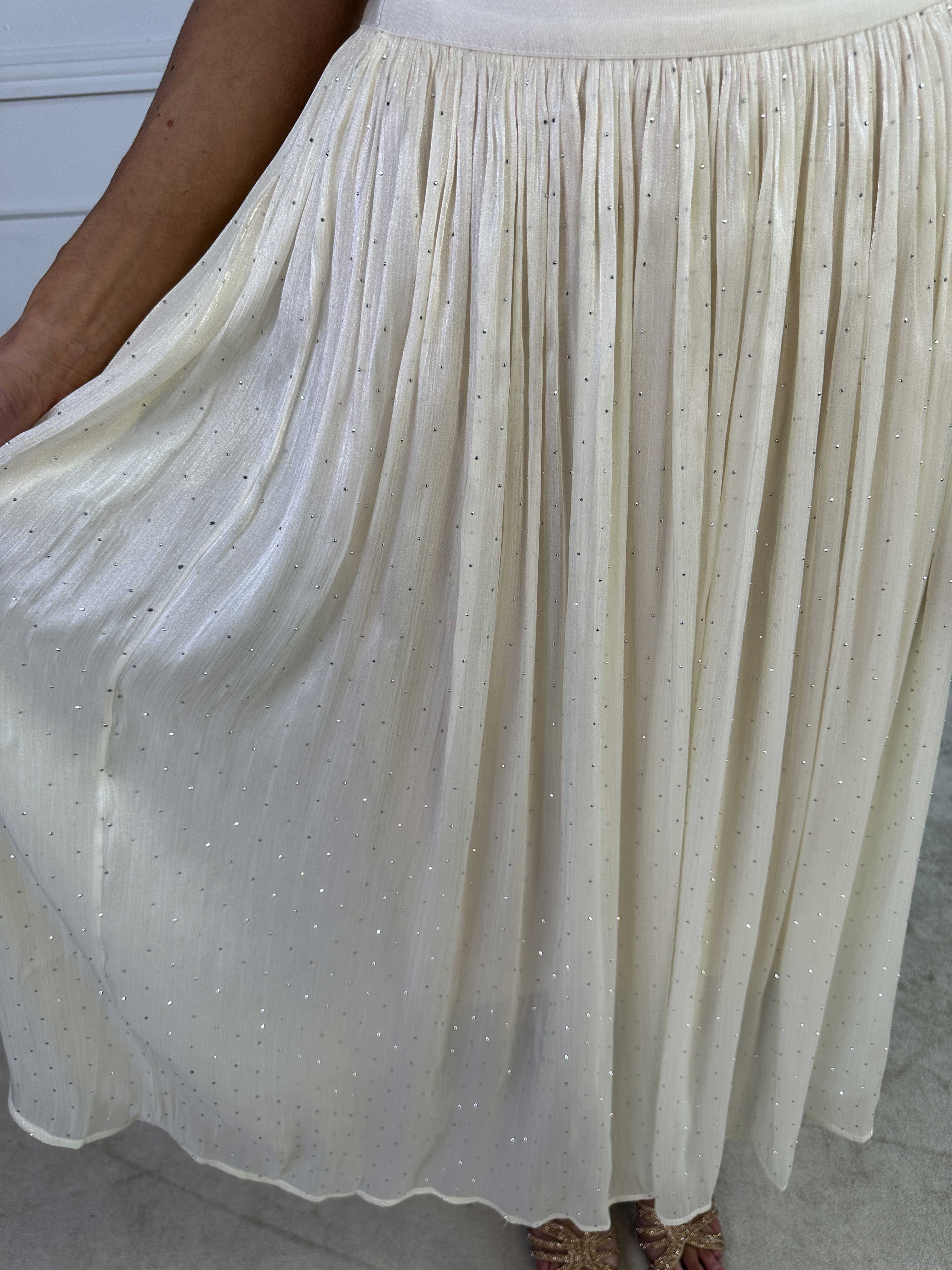 Afrodite - Feminin kjol i glansigt tyg med strass