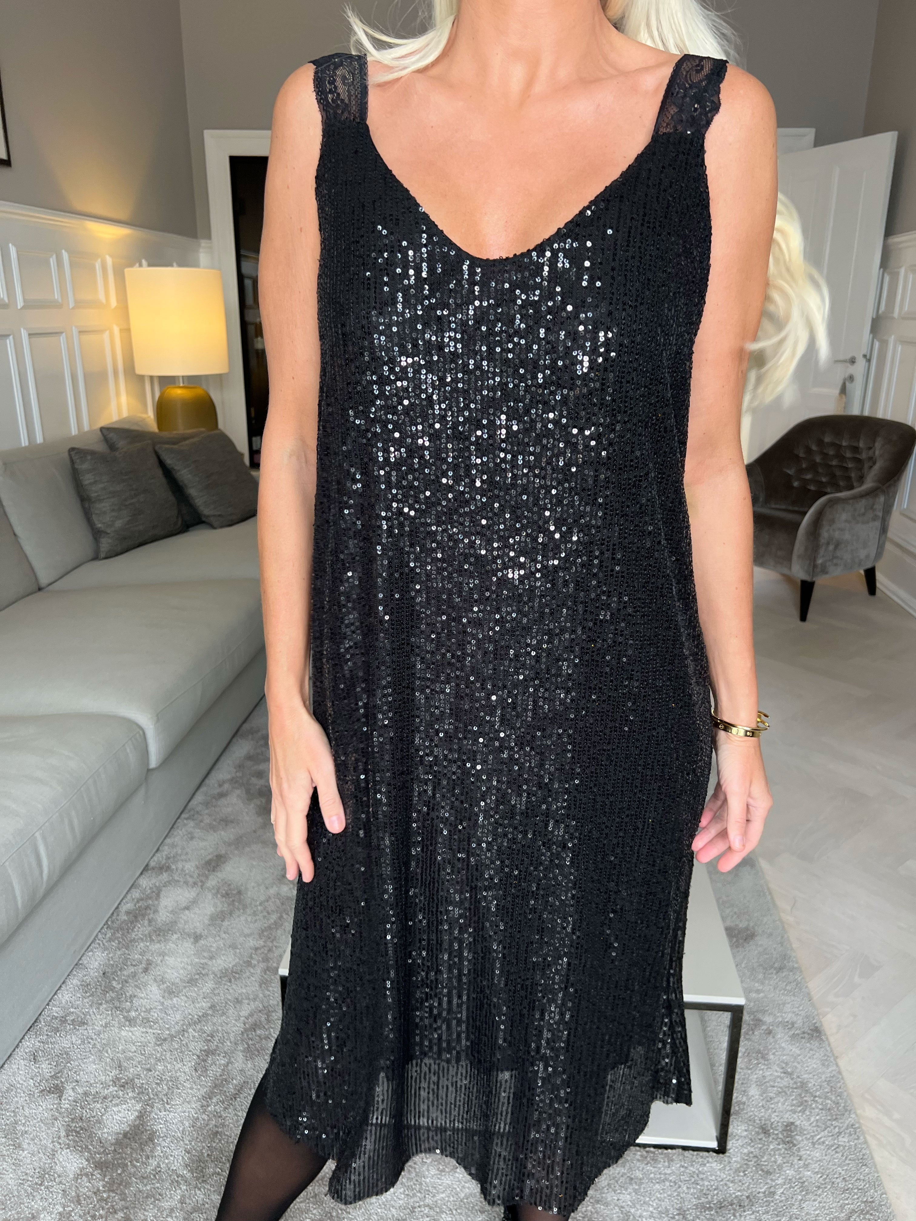 Agathe - Fin paljettklänning med spetsband