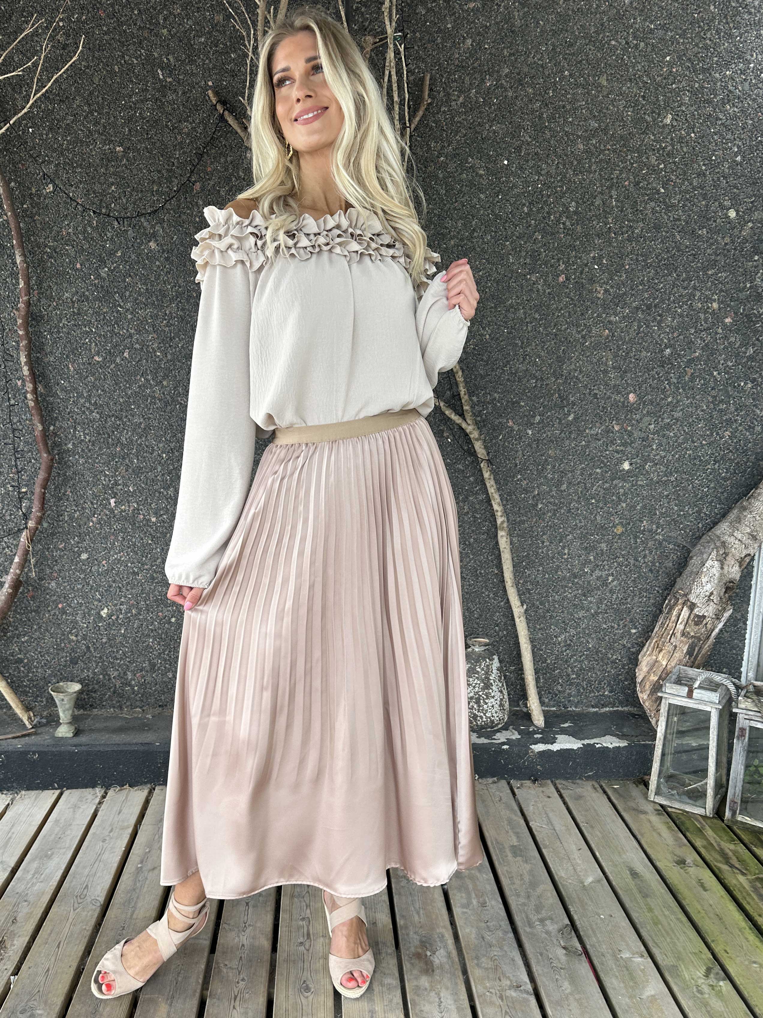 Aglaia - Söt plisserad kjol i shiny material