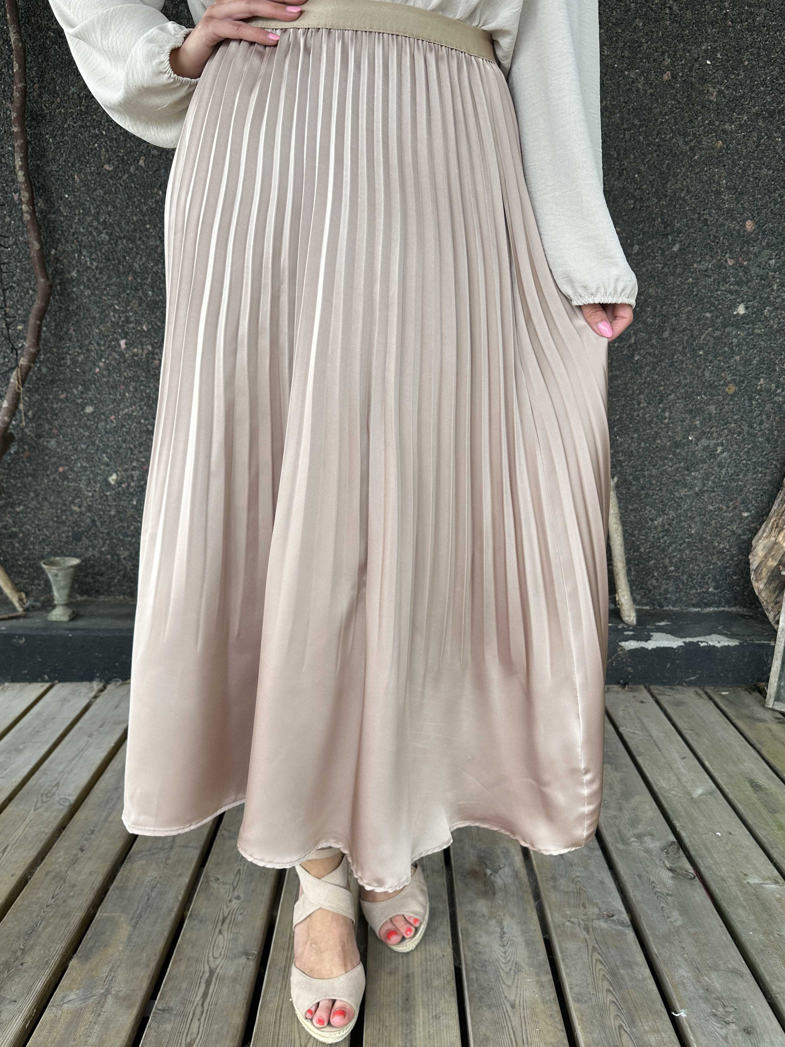 Aglaia - Söt plisserad kjol i shiny material