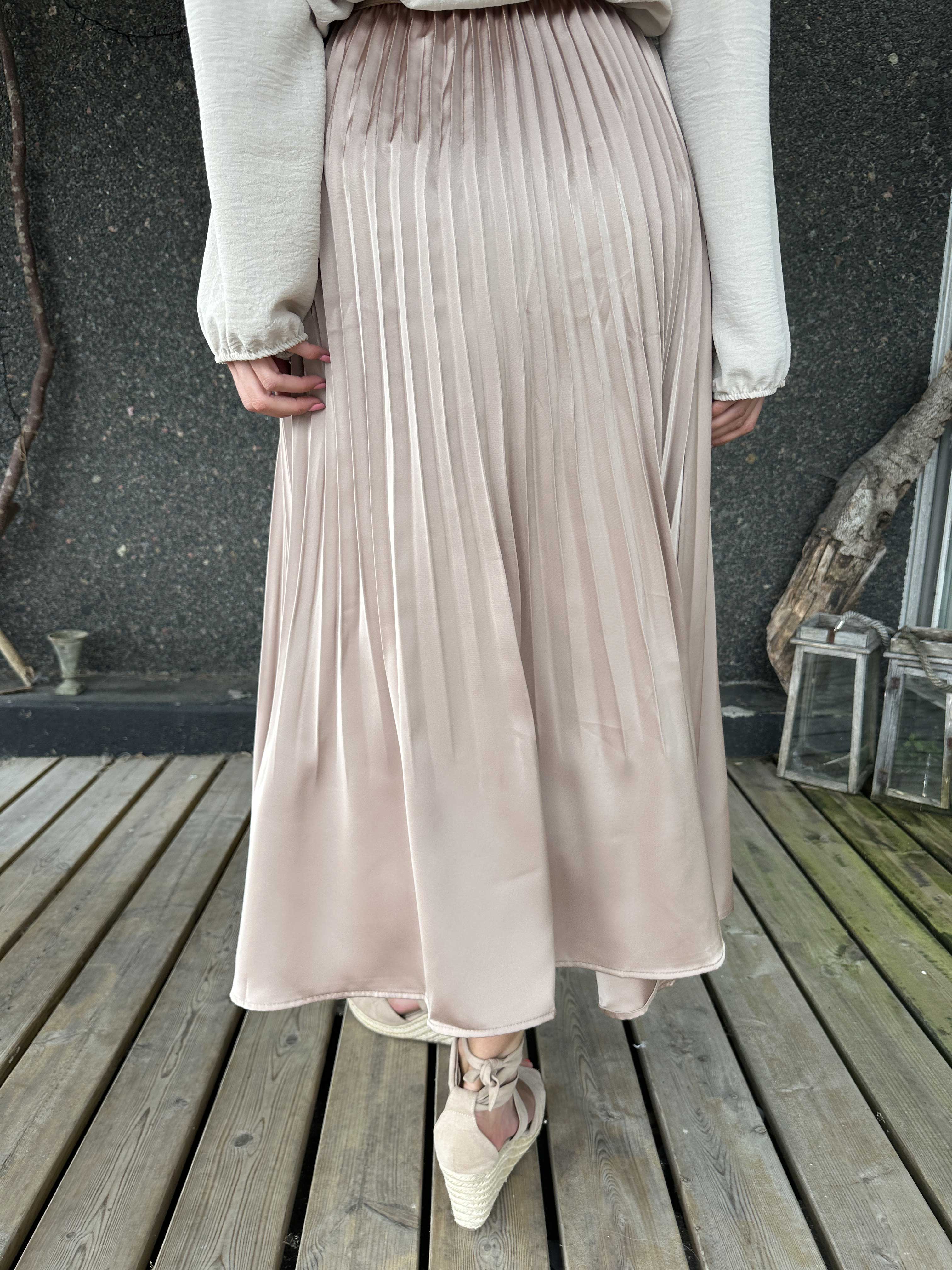 Aglaia - Söt plisserad kjol i shiny material