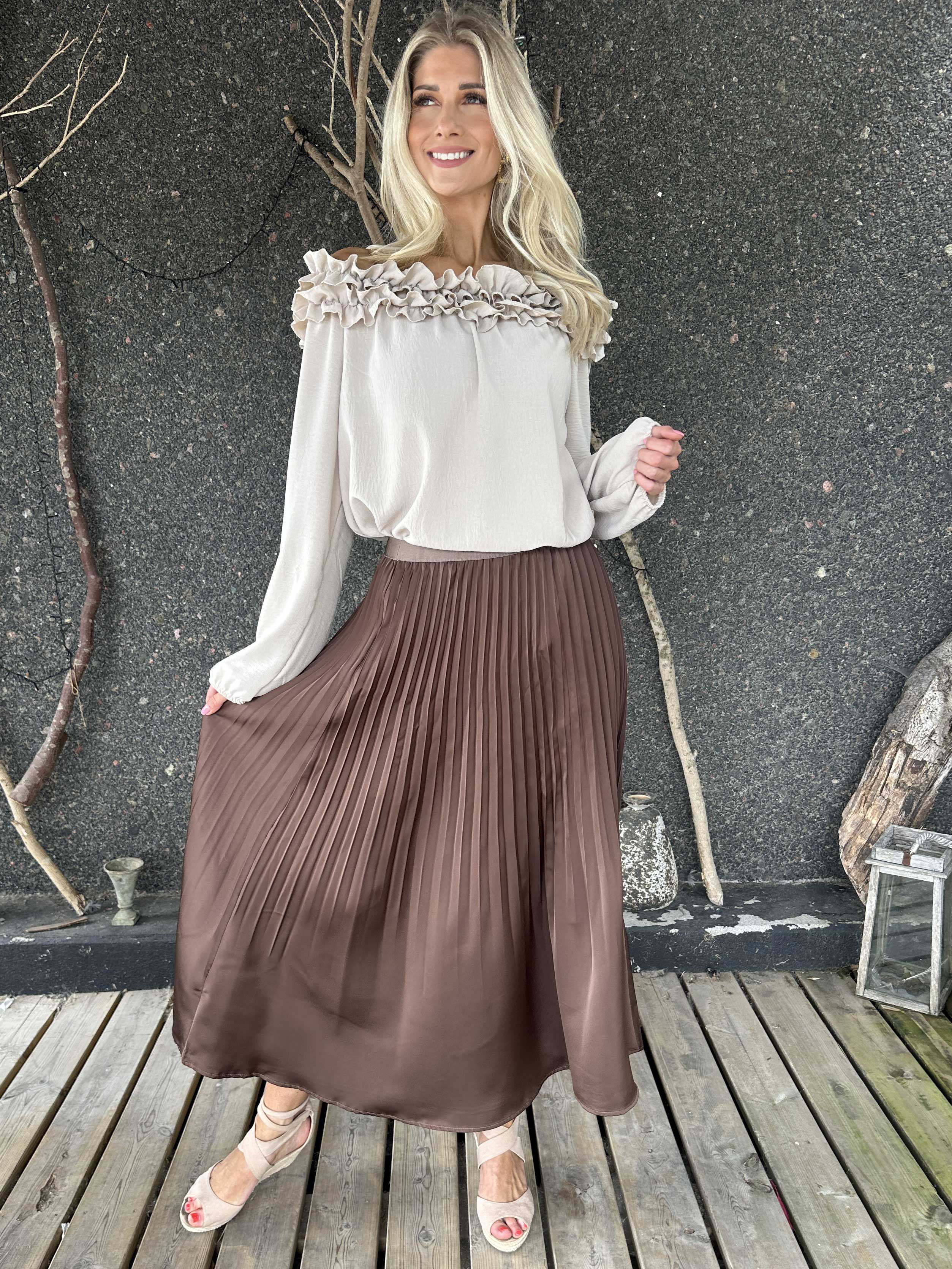 Aglaia - Söt plisserad kjol i shiny material